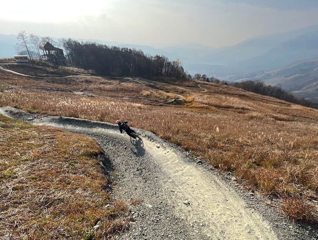 白馬岩岳スノーフィールドさんのインスタグラム写真 - (白馬岩岳スノーフィールドInstagram)「11/5(日) おはようございます。  本日も良好コンディション！🙌 シーズンも最終盤となっております。 スピードの出し過ぎにご留意の上お楽しみ下さい🤘  また本日も混雑が予想されますので山頂エリアでは接触等のないようお気をつけください。  【スキルアップクローズ】 本日、山麓スキルアップにてXCレースが行われ、これに伴いスキルアップコースがクローズとなります。 13時に大会は終了、撤収後にオープンとなります。ご了承下さい。  岩岳MTBパークオープン状況 天気: 🌤  スキルアップエリア (初級者) クローズ コンディション: ドライ  岩岳の森クロスカントリー(中級者) オープン コンディション: ドライ  マウンテンサイクリングコース(初級) ゴンドラ建設の為、今季クローズ  ヒトトキダウンヒル (初級)　※9:00～15:30 オープン コンディション: ドライ  アルプスDH(初級～中級) オープン コンディション: ドライ  カミカゼDH(上級) オープン コンディション: ドライ トップガン⑨-⑩ゴンドラ工事によりクローズ  Iwatake MTB Park Condition & Status Weather: 🌤  Skill-up Area (Beginner) Closed CONDITION: Dry  Iwatake Cross-country (Intermediate) Open CONDITION: Dry  Mountain Cycling Course (Beginner) Full season closed, due to under construction of new gondola.  Hitotoki DH (Beginner)　※9:00～15:30 Open CONDITION: Dry  Alps DH (Beginner-Intermediate) Open CONDITION: Dry  Kamikaze DH (Expert/Advanced) Open CONDITION: Dry Top gun⑨-⑩. Closed, due to new gondola construction.  詳しくは https://iwatake-mountain-resort.com/green  #iwatakemtb」11月5日 8時39分 - hakuba_iwatake