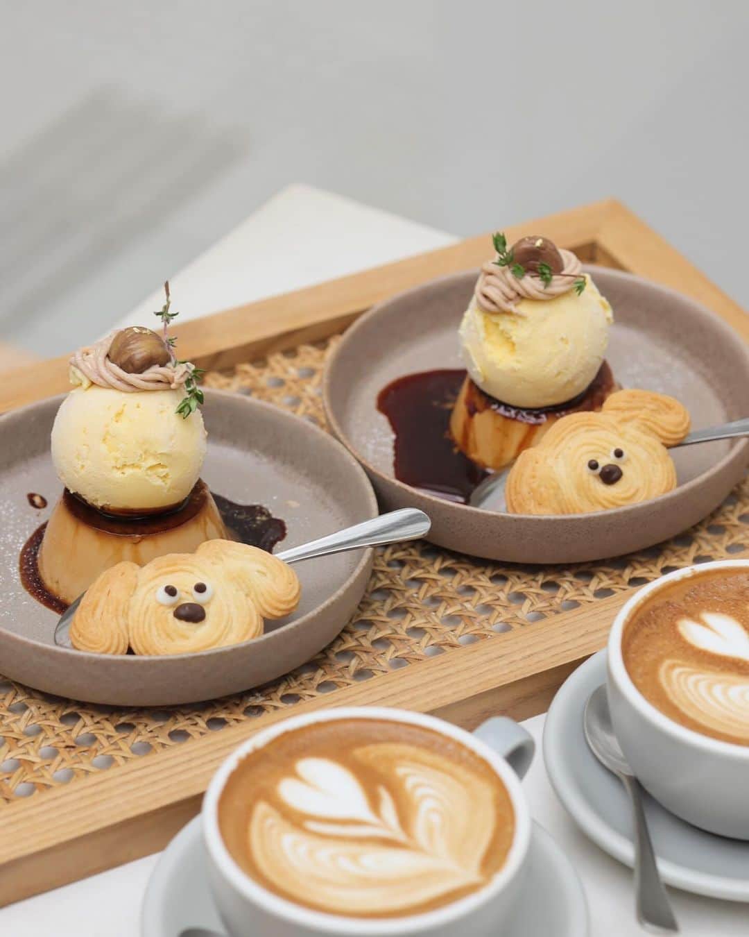 プリン王子さんのインスタグラム写真 - (プリン王子Instagram)「大阪の韓国っぽカフェにある 犬クッキーとかためプリン🍮🐶 📖------------たのんだもの--------------- Ice cream Mont Blanc Pudding 700円 dog cookies 200円 Latte 600円 ✂️----------------------------------------- 心斎橋の商店街ど真ん中にある 韓国っぽカフェ otto coffee and sweets ☕️  白を基調とした店内は とってもおしゃれ！  🌰アイスクリームモンブランプリン かためなプリンの上に まんまるバニラアイスと モンブランクリームがのったぜいたくプリン🍮  アイスは市販のバニラアイス バランスをたもつのが難しいから たべるときは注意⚠️  プリンはむっちりしていて かためでたまご感もしっかり！ あまさひかえめでカラメルがビターなのも うれしい！  上のモンブランクリームとアイスで 味のバランス感はとれてたよ✌︎  高さがあってかわいい！  +200円で犬クッキーをつけられるんだけど これがまたかわいいのよ🥺  ぜひいってみてね！  ⚠️注意⚠️ モンブランプリンは期間限定メニュー ✂️-------------お店の情報----------------- 📌 otto coffee and sweets  🚃心斎橋駅から徒歩約6分 🏠アクセス 大阪府大阪市中央区南船場3-6-18 K's ビル心斎橋1F ⏰営業時間 11:00-19:30 🛌定休日  不定休 📲店舗Instagram @8otto.08  ---------------------------------------------- 🍮おすすめのプリンとグルメ情報を発信中！ 「自称」日本で1番絡みやすいプリン研究家 気になったら @takashi_iiii をフォローしてね！  #大阪グルメ #大阪カフェ #心斎橋カフェ #大阪プリン #プリン #布丁 #布丁控 #関西プリン  #ottocoffeeandsweets #japanesefood #japantrip #pudding」11月5日 8時48分 - takashi_iiii