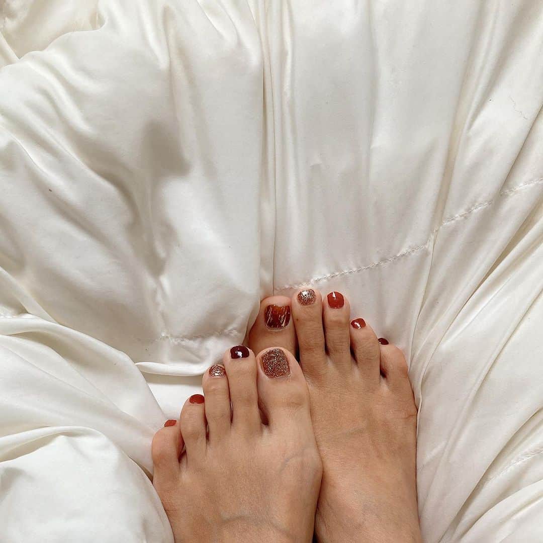 砂川陽香さんのインスタグラム写真 - (砂川陽香Instagram)「#footnails 💅  #秋カラー がとっても可愛い (@zinipin_japan )の#ネイルシール 🫶🏻  ブラウンベースの暖色で#グリッター やラメのキラキラが 発色良くてとっても可愛いよ~ 持ちが良くなるので上からトップコート塗って仕上げてます😌  所要時間も10~15分くらいでちゃちゃっとできるので ズボラさんにもオススメだよ😘  ㅤㅤㅤㅤㅤㅤㅤㅤㅤㅤㅤㅤㅤ ㅤㅤㅤㅤㅤㅤㅤㅤㅤㅤㅤㅤㅤ #PR #あしもと倶楽部 #フットネイル秋 #秋カラーネイル #貼るだけネイル #時短ネイル#セルフネイル部 #セルフネイル初心者 #セルフネイル💅 #茶色ネイル#ブラウンネイル#zinipin #フットネイルシール #簡単ネイル #ママネイル#ママネイル部」11月5日 8時46分 - hirokattsunnnn
