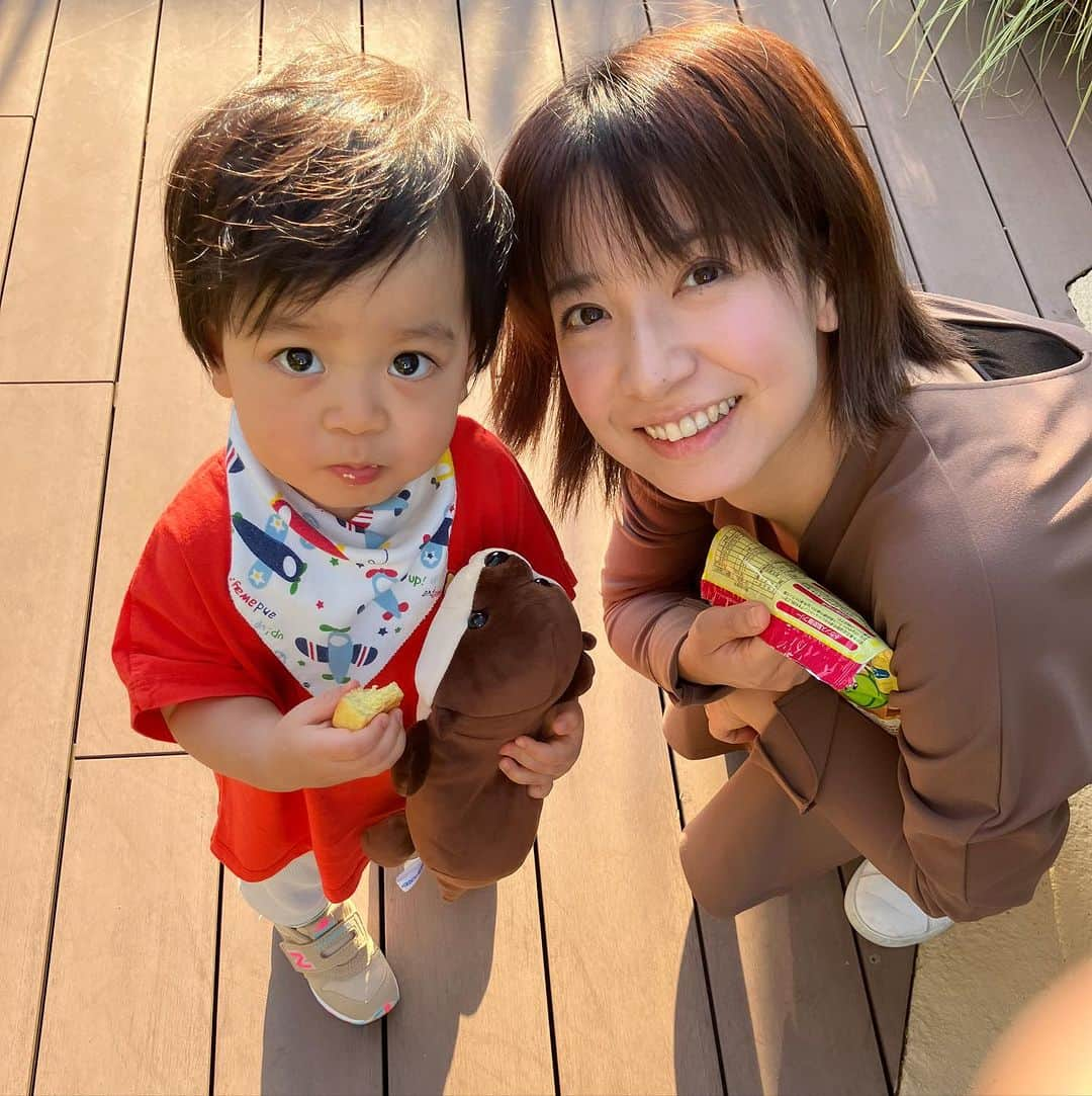 田野辺実鈴のインスタグラム：「最近の息子さん、育児記録👦 靴を履いて歩けるようになりました👟 パンを食べながら歩いてます💦 しつけっていつからして良いのでしょうか？💦」