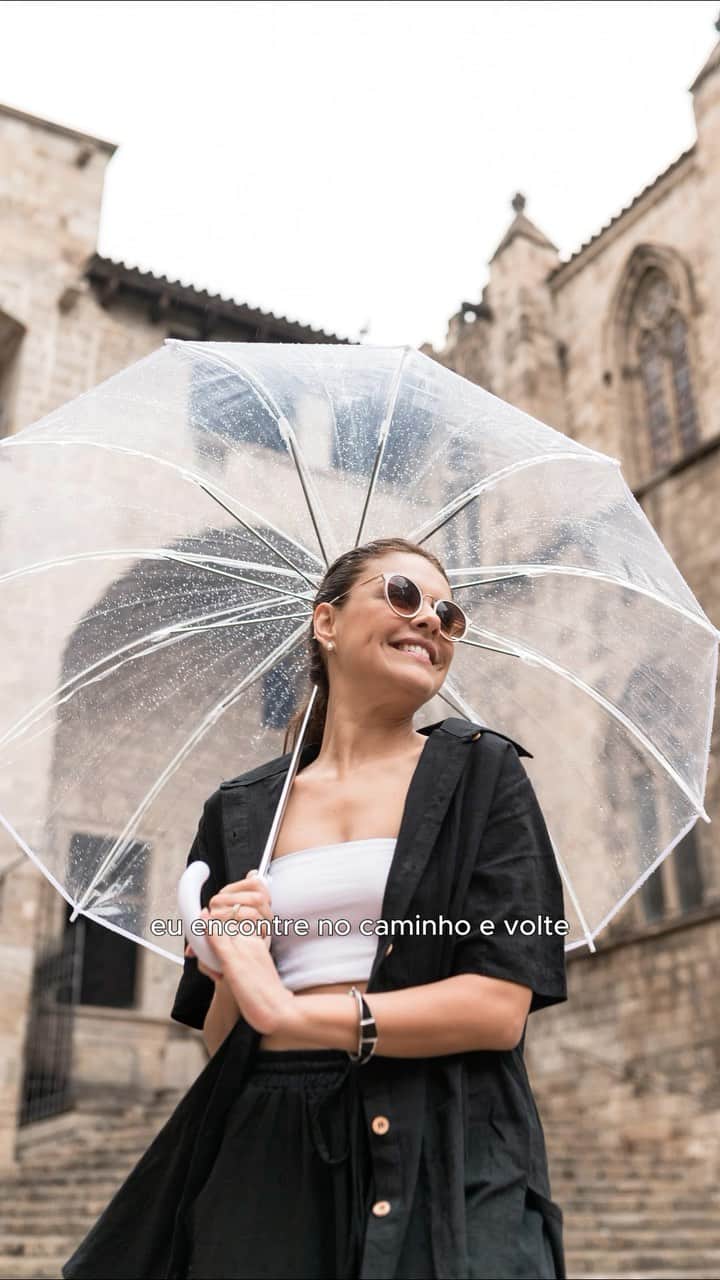 パロマ・バーナーディのインスタグラム：「BARCELONA   Viajar é renovar o olhar, é ver por outras perspectivas algo que, até então, não se conhecia. É dançar a dança do tempo. É viver sempre atento para não perder nenhum lance. É fotografar,para que caso algo se perca, eu encontre no caminho e volte, mesmo que por um segundo, para onde estive. E sentir o quanto tudo foi bom…foram sorrisos, aprendizados, encontros e reecontros. Foram momentos inesquecíveis! Obrigada Barcelona!   Obrigada @lanza.fotografia pela amizade de infância e por ser fotógrafa,ufa me garantiu lindos clicks! rs.. Obrigada @mimo_viagens por toda logística,  @mayte.scaravelli pelo roteiro…nossa viagem está só começando! Sigamos para Ma Driiiiiiii! ✨🙌🏽✨  Vídeo: @comunicalumar #Barcelona 🇪🇸」