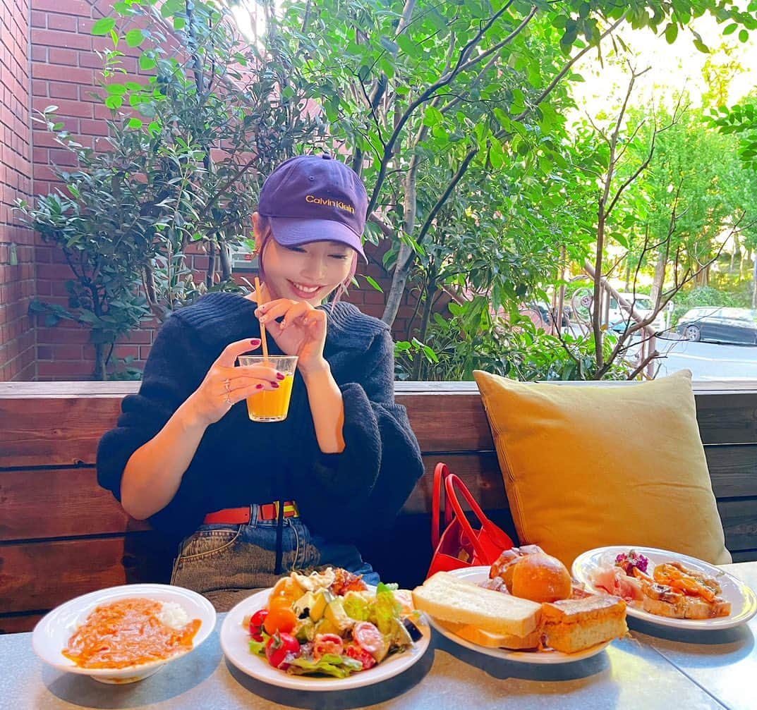 のインスタグラム：「･ スタッフちゃんが "出版おめでとうございます🎊"って モーニングビュッフェをご馳走してくれた🥹✨ ･ ずーっとビュッフェが好きビュッフェが好きって言ってたから、 色々私が好きそうな所を探してくれたみたい🫶 ･ ついつい取りすぎて、ついつい全部ペロリでした☺️ ･ ･ 本当は私の方からコミュニケーションをとるように つとめないといけないのに、 うちの子達は私が忙しいとおもうからって、 合間とかにわざわざ来てくれてお茶とかも誘ってくれる🥹 ･ いつもありがとう✨」
