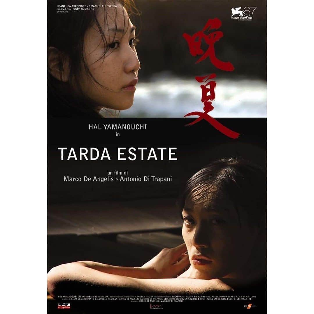 大島央照さんのインスタグラム写真 - (大島央照Instagram)「・ イタリア映画『TARDA ESTATE/晩夏』（Late Summer)つづき‥  13年前ー。 ヴェネチア国際映画祭にて、監督のマルコとアントニオとの写真。お二人は日本の映画や文化にもすごく影響をうけられていて作品づくりをされていました。日本的な感覚が作品にもお人柄にも出られていたので、イタリア映画に参加する壁はあまり感じませんでした。 ※写真は映画祭での写真、他にほぼみつからず、今となってはとてもはずかしいのですが、shutterstock、photo  Adriano Castelliより掲載、失礼いたします🙏  撮影する立場ではあったけど、表側は初めてで、初めて参加させていただいた映画祭、言われるがままに、レッドカーペット〜フォトコール〜記者会見（https://youtu.be/WqSEp-nfUzU?si=cEq2_CL3wQqHTaHZ）へ。フォトコールでは記者の方達から質問で「どこのブランドの服、アクセサリー？」etc..私は、「ノーブランド、おばあちゃんからいただいたアクセサリー」etc、地味な回答をしてましたが、ほんとに、何でもない自分が夢の世界に足を踏み入れていることを強く感じた瞬間でした。依頼のタイミングが、劇団での厳しい稽古の日々と舞台公演を何年か経て卒業したところだったので、ご褒美をいただいた気分でした。  昔の映画の日本での上映会ということで、今女優でもないですし、実は、不安に思うことも多くありますが、彼らの作品に2作出演、関わらせていただき、監督達の作品を日本の人達に届けたい思いがずっとあったので、ありがたく当日を迎えたいと思います。  11月9日は元々少人数の場所で、残席が後少しとなりました。来てくださる方はお早めに↓（Tickets are available ）ピザ付きは11月6日〆切。当日は1drinkで入れますが、定員になり次第締め切り、立ち見になる可能性がございますので、予め、ご了承くださいませ。また、チケットを買ってくださった全員に、ポップコーンもつきますので楽しみに🍿✨  🎫→https://tardaestate.peatix.com/  TARDA ESTATE is a unique film by two Italian directors shot in Rome, Tokyo and Kyoto. It was invited to show at the 67th Venice Film Festival.Chiaki Oshima, will welcome you at the screening. — Cinema of Italy Screening of『TARDA ESTATE 』(Late Summer)  11/09 (Thursday ) open:19:00  19:30 - 21:30 @blinkcommunity   URL:https://www.blualtair.com/films/tarda-estate/  Directors： Marco De Angelis Antonio Di Trapani  Writers Marco De Angelis Antonio Di Trapani  Cast Hal Yamanouchi Chiaki Oshima Yuki Iwasaki  Thanks  @kenichi_kuroyanagi   etc.  #movie #film #screening #italianfilm #italianmovie #venicefilmfestival #tardaestate #MarcoDeAngelis #HalYamanouchi #ChiakiOshima #YukiIwasaki #AntonioDiTrapani #映画 #映画上映会 #晩夏 #イタリア映画 #映画すきな人と繋がりたい #映画鑑賞 #映画際」11月5日 8時54分 - chiakioshima