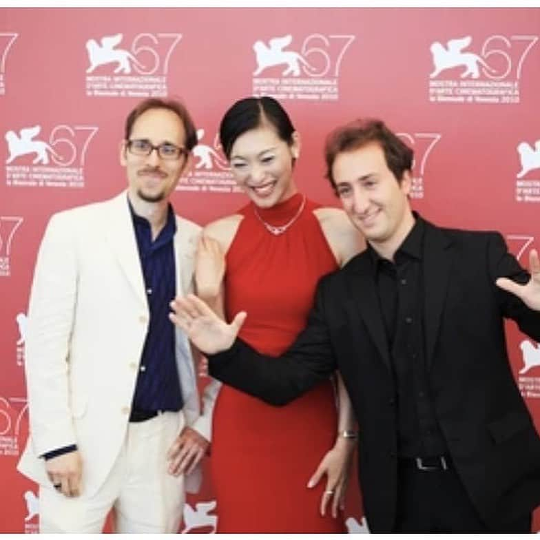 大島央照さんのインスタグラム写真 - (大島央照Instagram)「・ イタリア映画『TARDA ESTATE/晩夏』（Late Summer)つづき‥  13年前ー。 ヴェネチア国際映画祭にて、監督のマルコとアントニオとの写真。お二人は日本の映画や文化にもすごく影響をうけられていて作品づくりをされていました。日本的な感覚が作品にもお人柄にも出られていたので、イタリア映画に参加する壁はあまり感じませんでした。 ※写真は映画祭での写真、他にほぼみつからず、今となってはとてもはずかしいのですが、shutterstock、photo  Adriano Castelliより掲載、失礼いたします🙏  撮影する立場ではあったけど、表側は初めてで、初めて参加させていただいた映画祭、言われるがままに、レッドカーペット〜フォトコール〜記者会見（https://youtu.be/WqSEp-nfUzU?si=cEq2_CL3wQqHTaHZ）へ。フォトコールでは記者の方達から質問で「どこのブランドの服、アクセサリー？」etc..私は、「ノーブランド、おばあちゃんからいただいたアクセサリー」etc、地味な回答をしてましたが、ほんとに、何でもない自分が夢の世界に足を踏み入れていることを強く感じた瞬間でした。依頼のタイミングが、劇団での厳しい稽古の日々と舞台公演を何年か経て卒業したところだったので、ご褒美をいただいた気分でした。  昔の映画の日本での上映会ということで、今女優でもないですし、実は、不安に思うことも多くありますが、彼らの作品に2作出演、関わらせていただき、監督達の作品を日本の人達に届けたい思いがずっとあったので、ありがたく当日を迎えたいと思います。  11月9日は元々少人数の場所で、残席が後少しとなりました。来てくださる方はお早めに↓（Tickets are available ）ピザ付きは11月6日〆切。当日は1drinkで入れますが、定員になり次第締め切り、立ち見になる可能性がございますので、予め、ご了承くださいませ。また、チケットを買ってくださった全員に、ポップコーンもつきますので楽しみに🍿✨  🎫→https://tardaestate.peatix.com/  TARDA ESTATE is a unique film by two Italian directors shot in Rome, Tokyo and Kyoto. It was invited to show at the 67th Venice Film Festival.Chiaki Oshima, will welcome you at the screening. — Cinema of Italy Screening of『TARDA ESTATE 』(Late Summer)  11/09 (Thursday ) open:19:00  19:30 - 21:30 @blinkcommunity   URL:https://www.blualtair.com/films/tarda-estate/  Directors： Marco De Angelis Antonio Di Trapani  Writers Marco De Angelis Antonio Di Trapani  Cast Hal Yamanouchi Chiaki Oshima Yuki Iwasaki  Thanks  @kenichi_kuroyanagi   etc.  #movie #film #screening #italianfilm #italianmovie #venicefilmfestival #tardaestate #MarcoDeAngelis #HalYamanouchi #ChiakiOshima #YukiIwasaki #AntonioDiTrapani #映画 #映画上映会 #晩夏 #イタリア映画 #映画すきな人と繋がりたい #映画鑑賞 #映画際」11月5日 8時54分 - chiakioshima