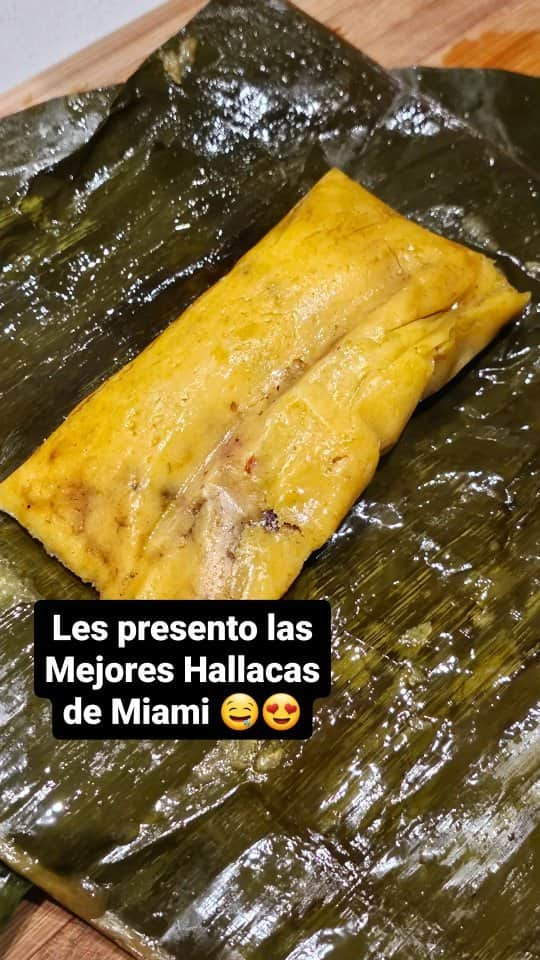 Cesar Gonzalez Cocineroのインスタグラム：「Aquí a quién le gusta la Hallaca?? Escribe "YO" 👇 Les presento La Mejor de Miami, prometido que esta INCREÍBLE, si la del año pasado ya era una LOCURA, este año la hemos superado. Puedes hacer tus pedidos ya mismo escribiendo al WhatsApp 786.257.8015 les recomiendo reservar de una las de Thanksgiving porque estoy seguro que se van agotar rápido.  Desde el lunes 06 de noviembre tendremos disponible el Playo Navideño en @chabellamiami y en los próximos días también en @mordiscomiami 🔥」