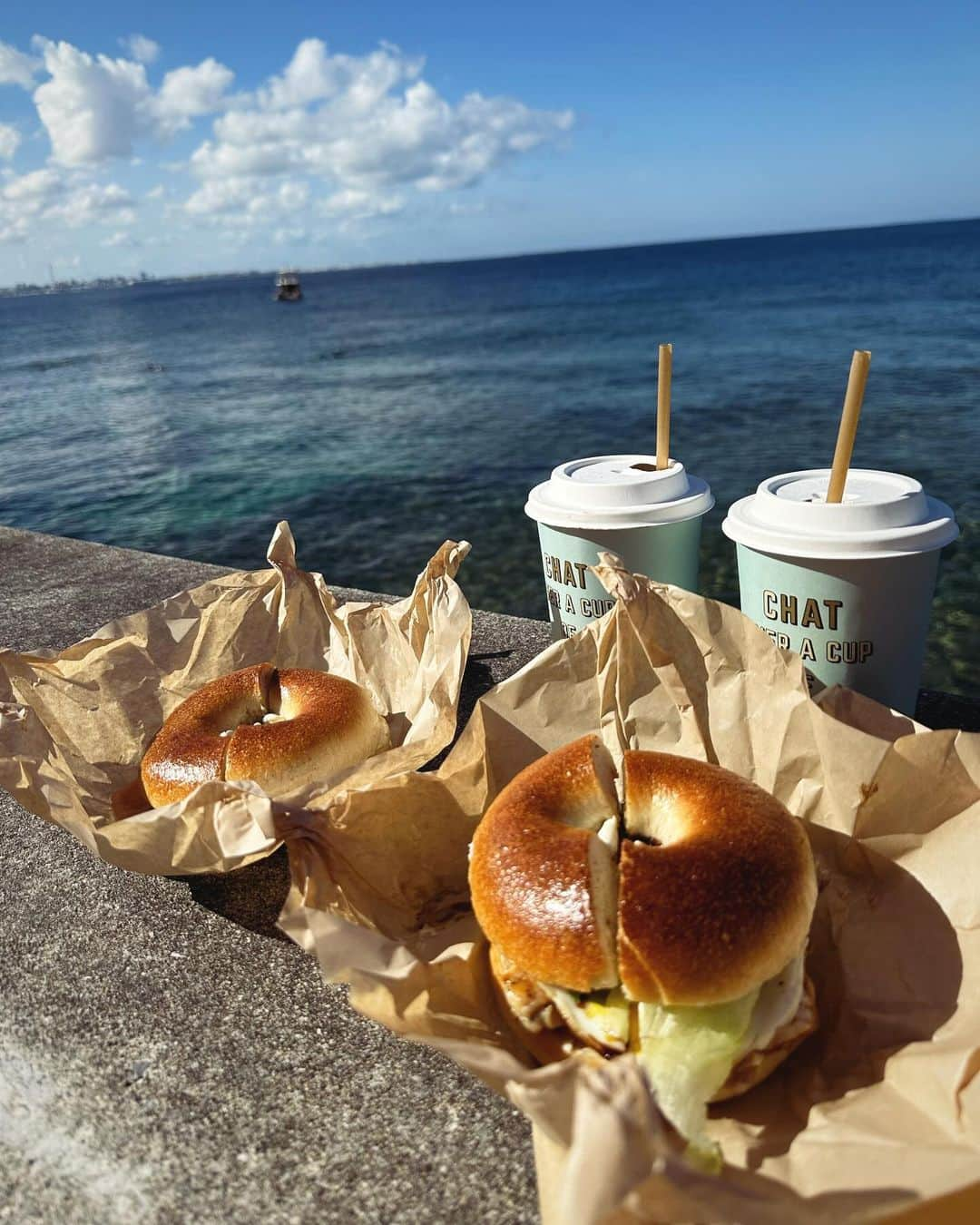 航さんのインスタグラム写真 - (航Instagram)「OKINAWA CHATAN🏝️  いつ行っても忙しそうなベーグル屋さんリトルカクタス🥯 提供が30分後と言われてもめげなかった。  VISTA CLUB☕️のオーツミルクラテ。 このカップのデザインも好き。  Lily's Icecream(@lilysicecream_official)のロンTとソックスもいい感じ。  今回上の方に行かなかったから、比嘉酒造さんにご挨拶は行けなかったけどまたの機会に🍶🌊  OKINAWA LOVE。  @kazupro__golf GOOD PHOTOをありがとう。  #沖縄 #北谷 #okinawa #chatan #lilysicecream_okinawa #lilysicecream #coffee #oatsmilk #oatsmilklatte」11月5日 8時56分 - kou_zanpa