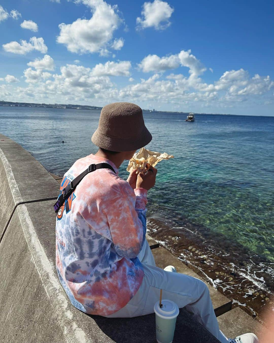 航さんのインスタグラム写真 - (航Instagram)「OKINAWA CHATAN🏝️  いつ行っても忙しそうなベーグル屋さんリトルカクタス🥯 提供が30分後と言われてもめげなかった。  VISTA CLUB☕️のオーツミルクラテ。 このカップのデザインも好き。  Lily's Icecream(@lilysicecream_official)のロンTとソックスもいい感じ。  今回上の方に行かなかったから、比嘉酒造さんにご挨拶は行けなかったけどまたの機会に🍶🌊  OKINAWA LOVE。  @kazupro__golf GOOD PHOTOをありがとう。  #沖縄 #北谷 #okinawa #chatan #lilysicecream_okinawa #lilysicecream #coffee #oatsmilk #oatsmilklatte」11月5日 8時56分 - kou_zanpa