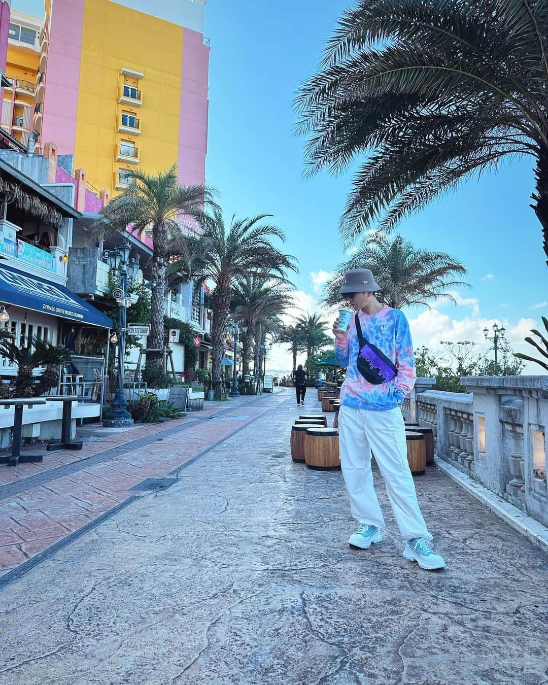 航さんのインスタグラム写真 - (航Instagram)「OKINAWA CHATAN🏝️  いつ行っても忙しそうなベーグル屋さんリトルカクタス🥯 提供が30分後と言われてもめげなかった。  VISTA CLUB☕️のオーツミルクラテ。 このカップのデザインも好き。  Lily's Icecream(@lilysicecream_official)のロンTとソックスもいい感じ。  今回上の方に行かなかったから、比嘉酒造さんにご挨拶は行けなかったけどまたの機会に🍶🌊  OKINAWA LOVE。  @kazupro__golf GOOD PHOTOをありがとう。  #沖縄 #北谷 #okinawa #chatan #lilysicecream_okinawa #lilysicecream #coffee #oatsmilk #oatsmilklatte」11月5日 8時56分 - kou_zanpa