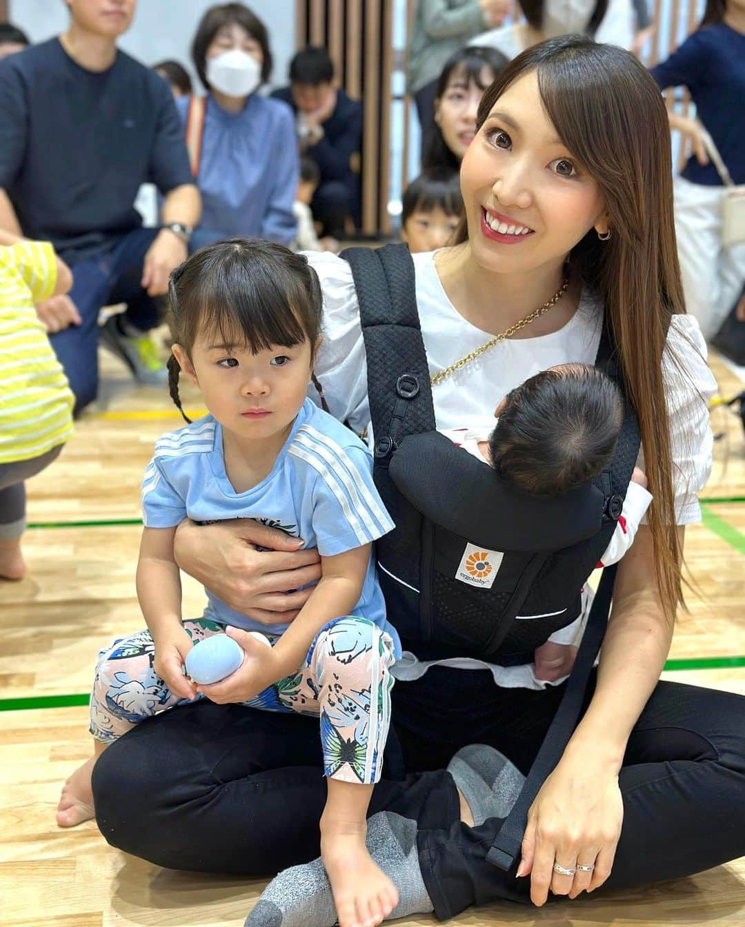 jun fitnessのインスタグラム：「今ではすっかり2児のママ♡ 先月はリナの幼稚園面接などもあり かなりいっぱいいっぱいだったけど、 ルナが夜12時間寝るようになり かなり助かってる🥹  なかなか自分の時間が取れないけど、 産後ダイエットも頑張らないと❤️  #baby#babies#Babygirl#kids#2y#2月生まれ#女の子ママ#2歳#姉妹ママ#育児#子育て#ママライフ#2023年8月生まれ#赤ちゃん#生後2ヶ月#令和5年ベビー」