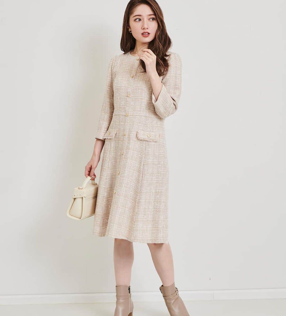 レッセ・パッセルームのインスタグラム：「. ＼期間限定！ALL10％OFF／ 〜11/6(月)10:00まで  🏷MIXツイードワンピース　¥33,000(税込)  オリジナルツイードを使った上品＆華やかなワンピース。 毛織物(ウール)産地で有名な、愛知県尾州で丁寧に織り上げた、オリジナルツイードを使用。  お呼ばれなどのシーンにも着用でき、秋冬のコーデを上品に格上げしてくれます。  ======================================   #laissepasse  #laissepasseonlinestore  #レッセパッセ #レッセパッセオンラインストア #オフィスコーデ #お仕事服 #お呼ばれコーデ #大人レディ #大人フェミニン #秋コーデ」