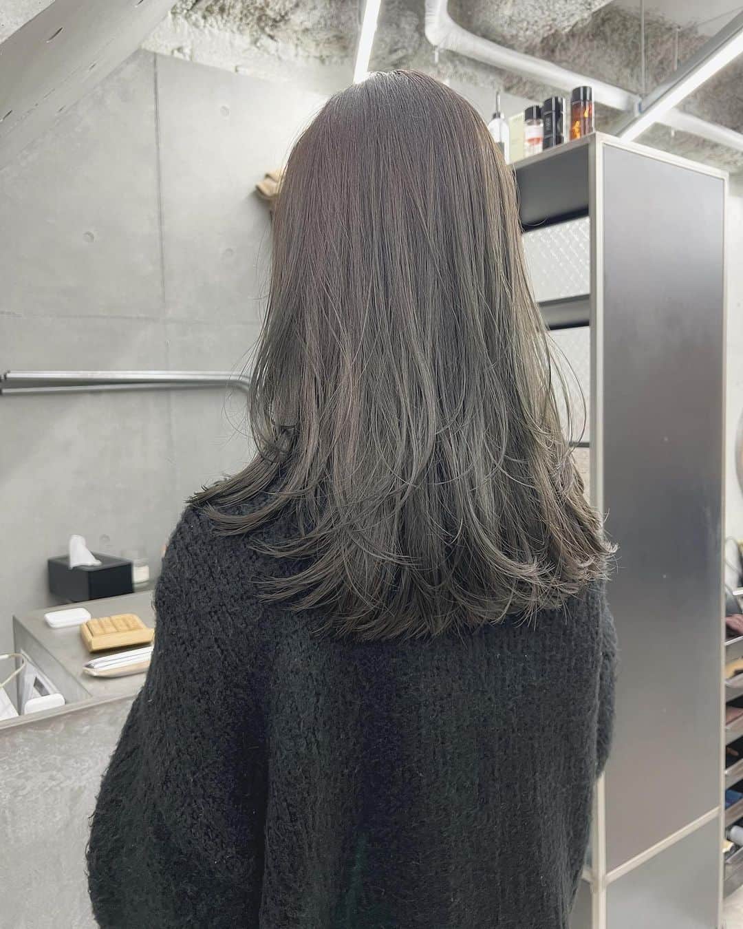兼井遼のインスタグラム：「オリーブグレージュ＊  柔らかくほつれるヘア😌  ツヤのある 暗くても透明のある カラーならお任せください☺️  11月のご予約も まだまだお取りできます🙇🏻  ご質問などは コメントにてお問い合わせください！😌  #ケアカラー  #ヘアアレンジ  #ケアダブルカラー  #巻き方  #髪質改善カラー  #イルミナカラー  #ミルクティーベージュ #グレージュ  #ケアブリーチ  #ハイライトカラー  #ハイトーンカラー  #ブリーチ  #ダブルカラー   #インナーカラー  #オリーブアッシュ  #グラデーションカラー  #グレージュカラー  #ツヤトーン  #パーマ  #艶髪  #外国人風  #髪質改善トリートメント  #くびれヘア  #シースルーバング  #髪質改善  #ラベンダーグレージュ  #オリーブグレージュ  #トリートメント  #ヘアアクセサリー　#インナーハイライト」