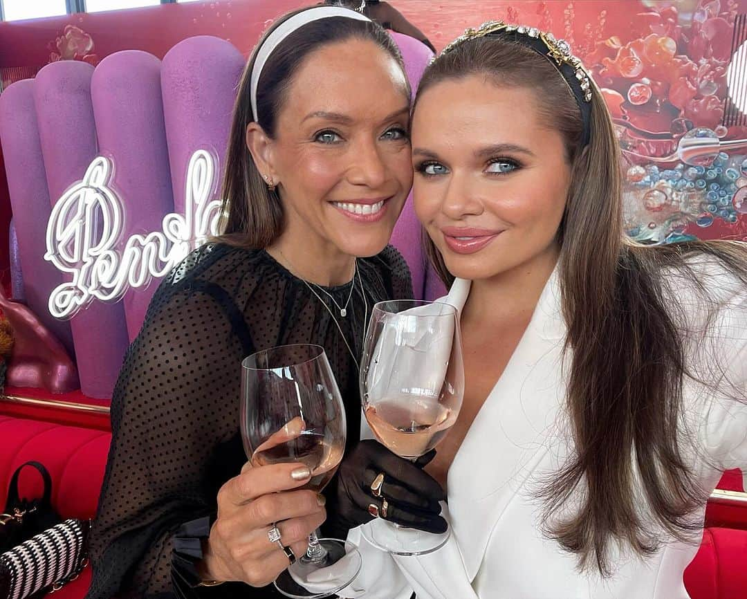 アリ・シンプソンさんのインスタグラム写真 - (アリ・シンプソンInstagram)「what a day at #DerbyDay .. 🤍🖤🤍 the @penfolds marquee is where it’s at!! love being able to share these times with my mum .. @angiemsimpson ✨ #Penfolds #Invited #TheRaces」11月5日 9時04分 - allisimpson