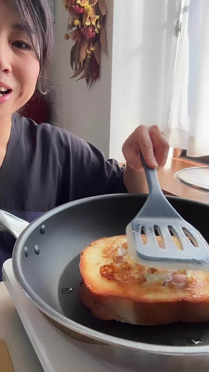 ひろこぱんのインスタグラム：「フライパンでホットサンド🍳」