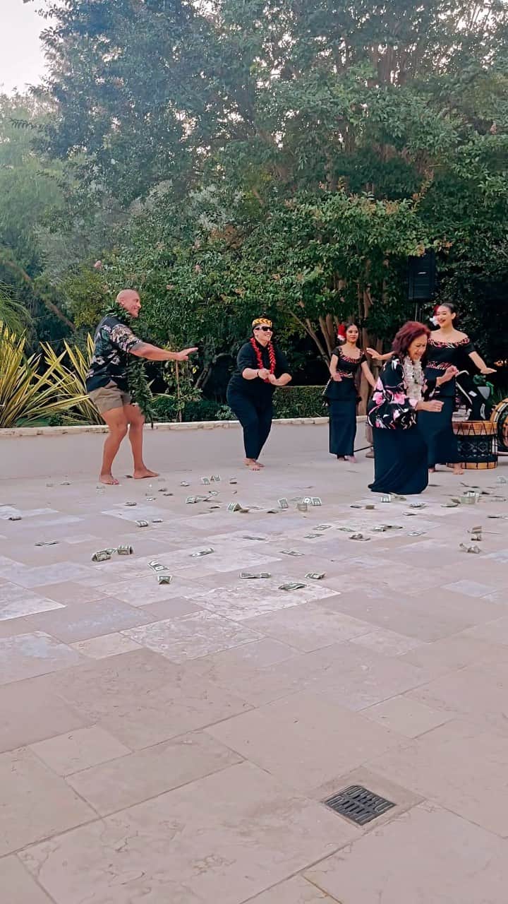 ドウェイン・ジョンソンのインスタグラム：「Grand finale of my mom’s 75th birthday,   her Samoan Taualuga 🇼🇸  (our culture’s final and beautiful monumental moment)   You can see, hear and feel the mana and pride in this moment.   Throwing of money is our acknowledgment of great love and respect.   Regardless of where you come from in this crazy world, we gotta cherish every moment we have with our mom & dads with all our love and respect.   And buy them as many scratchy cards as they want on their birthdays 😂😂🤣🤣  #Atas75thBirthday 🎂💃🏻🕺🏽🇼🇸 ❤️  Fa’afetai tele lava sis @tiana_nonosina @nonosina1965 🎶🙏🏾👊🏾❤️」