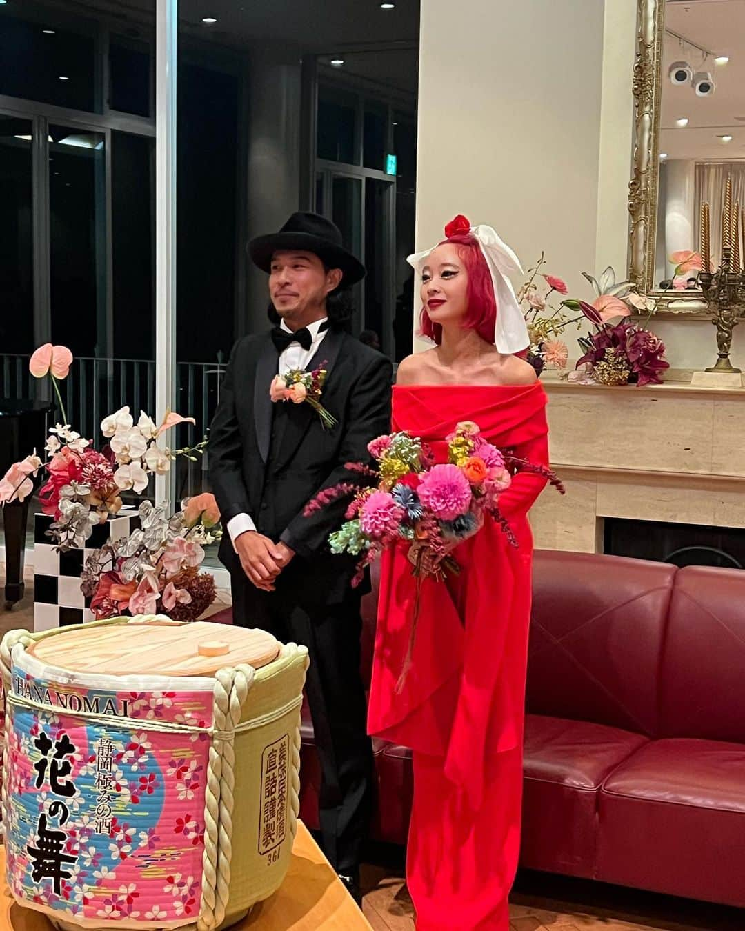 Satomi Biancaさんのインスタグラム写真 - (Satomi BiancaInstagram)「🖤🌗🪽 　 Happy Wedding    kenny&Ami 🌹 　　  とっても愛で溢れた素敵で 楽しい式でした🤍 　　  私は夜の部から参加だったので オフショルのドレスに 大事な時にしか履かない @alexanderwangny の パンプスを合わせたよ🖤」11月5日 9時10分 - satobyyyy