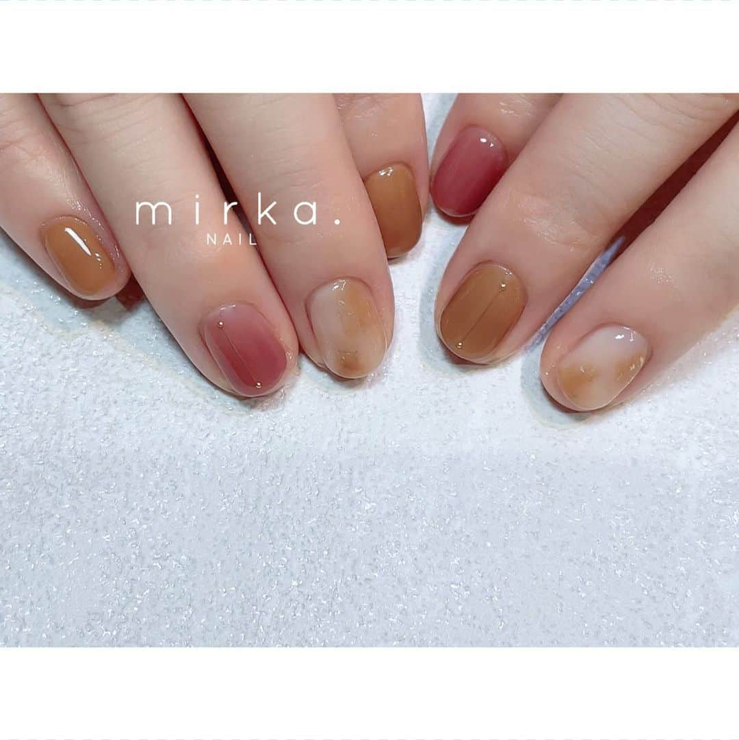 mirka. NAIL(ミルカネイル)のインスタグラム：「⁡ ⁡ pink × caramel 𓃢 ⁡ ⁡ ⁡ ⁡ …………………………………………………………… ⁡ ご予約、お問い合わせは LINE ID⇒ @mirka.nail (@含む)まで。 ⁡ ご新規様はハイライトの「ご案内」と「ご予約方法」を必ずお読みいただいてからご予約くださいますようお願いいたします。 空き状況や詳細はLINEの投稿からご確認ください。 ⁡ ⁡ ⁡ ⁡ #mirkanail#nails#nail#nailart#naildesign #ショートネイル#ネイルアート#ネイルデザイン#ネイル#大人ネイル#シンプルネイル#オフィスネイル#ニュアンスネイル#ナチュラルネイル#カジュアルネイル#ショートネイルデザイン#美甲#秋ネイル#秋ネイル2023 #プライベートサロン#プライベートネイルサロン#東京ネイルサロン#東京ネイル#江東区ネイルサロン#森下#清澄白河 ⁡」