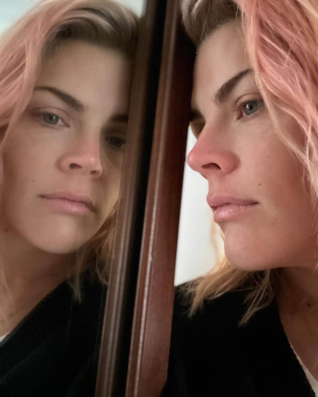 ビジー・フィリップスのインスタグラム：「1. sometimes i think look like a weird baby version of myself and the pic i took this morning is one of those times.  2. i don’t know. just a leaf i liked today.  3. Martha fucking gets it. always has.  4. me and bobeens  5. legit cried when i read this and let’s just all read it.  6. baths before bed can help.  7. i got to see @joannaczechofficial this week and she slapped my face and we laughed and she is a real one and i love her for it.  8. We went to see @reneerapp in concert and we loved it.  9. MY MOVIE DAUGHTER IS A POWERHOUSE POPSTAR AND I’M IN CONSTANT AWE OF HER TALENT 😭  10. Waiting for the show to start and googling v. important info for us. And sometimes, sometimes, it’s v.v. fun to have a teenager ✨✨✨✨」