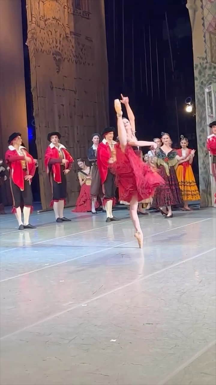 マリア・コーレワのインスタグラム：「Thank you CHINA 🇨🇳💃🏻💥❤️ Together with this video of Don Quixote Kitri act 1 solo performed on the 2nd of November in Zhuhai I want to say the words of gratitude towards this one month tour of the Mariinsky ballet that comes to an end today. Tomorrow we fly back home but we are bringing so many different emotions with us!!! The most prominent and inspiring of them being how drastically people’s love for ballet changes in China even over a short period of time and how much more interest the audience already shows compared to 2018 when my first visit to China happened ❤️ THANK YOU to the audiences in 4 cities, to the organisers, to our fantastic ballet company, to our wonderful orchestra, to our costume, makeup and hair, performance production departments and to every single person that was involved 🙏🏻 You all made it very very special!!! 🫶🏻  Спасибо, Китай 🇨🇳💃🏻💥❤️ Вместе с этим видео Вариации Китри из 1 акта «Дон Кихота», который состоялся 2го ноября в Чжухае, я хочу сказать слова благодарности в адрес гастролей балета Мариинского, оканчивающимся сегодня. Завтра мы летим домой, но увозим с собой огромное количество разнообразных эмоций. Главная впечатление - несколько быстро в Китае меняется отношение зрителей к балету даже на протяжение короткого временного отрезка и насколько сильнее они стали интересоваться и любить этот вид искусства по сравнению с 2018, когда случился мой первый визит в страну ❤️ СПАСИБО зрителям четырех городов, организаторам, нашей потрясающей труппе, чудесному оркестру, костюмерам, гримерам, художественно-постановочной части и всем и каждому, кто был причастен 🙏🏻  Вы сделали эти гастроли особенными!!! 🫶🏻」