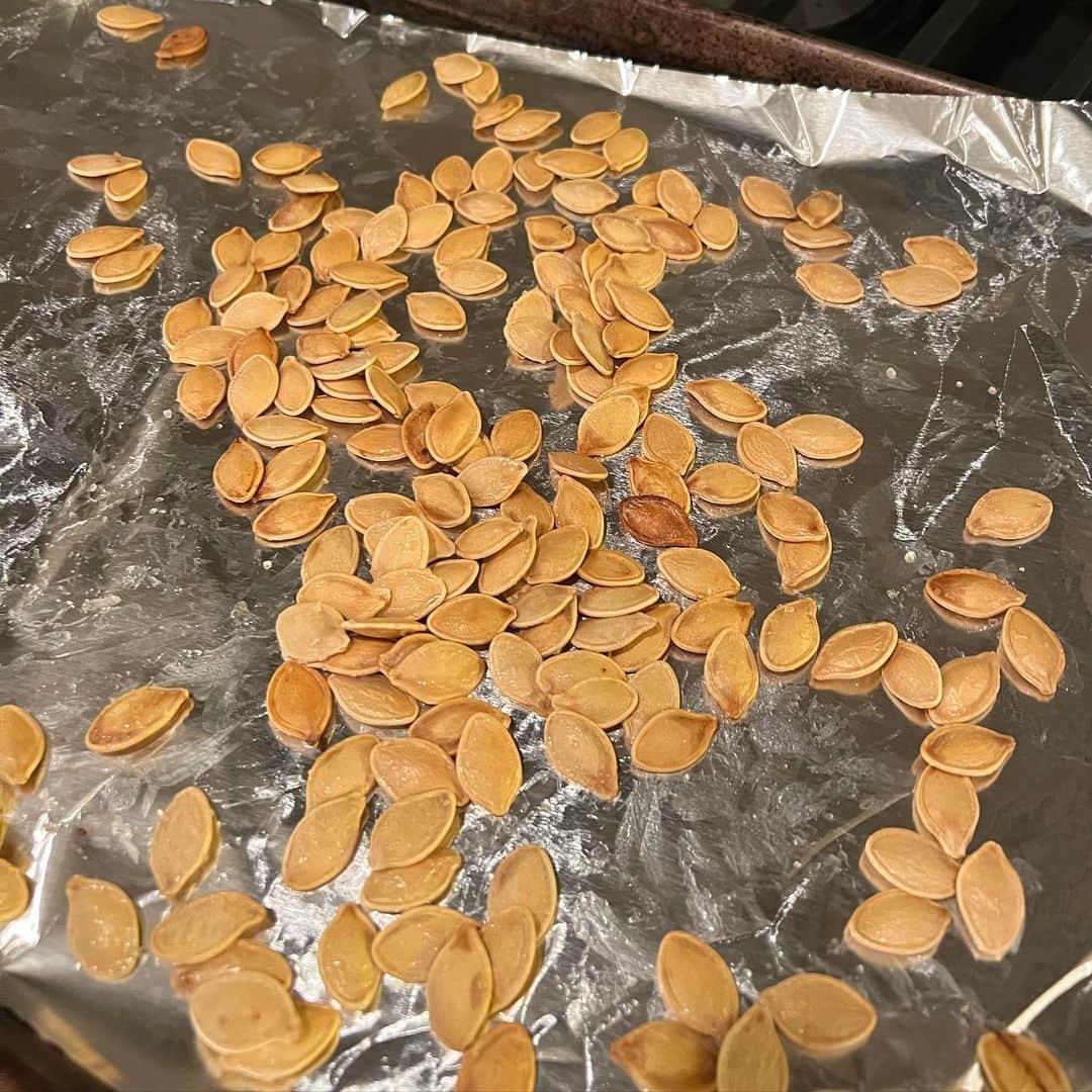ニア・ヴァルダロスのインスタグラム：「Everything tastes good with butter and salt on it, even a shoe」