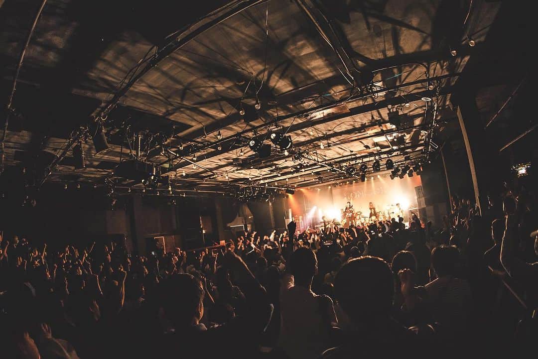 Emilyのインスタグラム：「恵比寿LIQUIDROOM HONEBONEワンマンライブ NEXT STAGE2023 なんだかんだ人がいっぱいでした！！！！本当に感謝‼️🈵  ここまでくるのは本当に楽じゃなかったけど、 苦しくなかったよ。お客さんが本当に一緒にいてくれたんで、最高の夜を一緒に過ごせたと思ってます。  また旅に出ます。 写真/浅香郁絵 最高のHONEBONEチームに感謝と敬意を。」