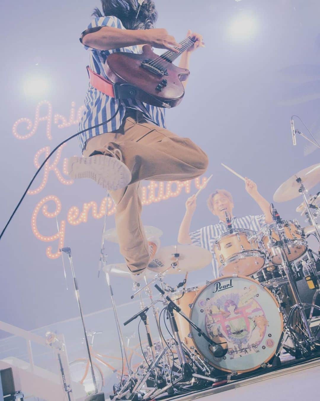 後藤正文のインスタグラム：「ASIAN KUNG-FU GENERATION  at 日本青年館  もっと高く跳びたい。  Photographer @tetsuyayamakawa   #asiankungfugeneration #tokyo #tour #akg #japan #indierock」
