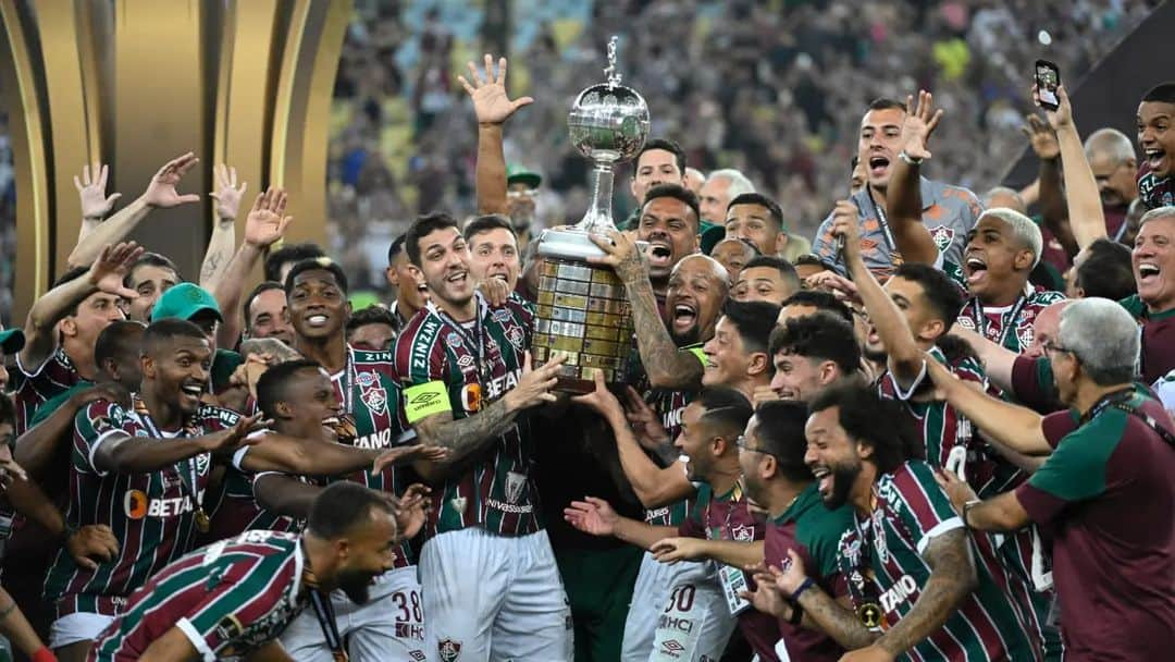 ロナウジーニョのインスタグラム：「Parabéns Fluminense !!! Parabéns Mário Bittencourt, um dos grandes responsáveis pelo Flu chegar neste nível! E a todos envolvidos e principalmente aos atletas que deram um show durante toda esta temporada, jogando bonito e com qualidade... Vocês são hoje o melhor futebol do Brasil !!!」