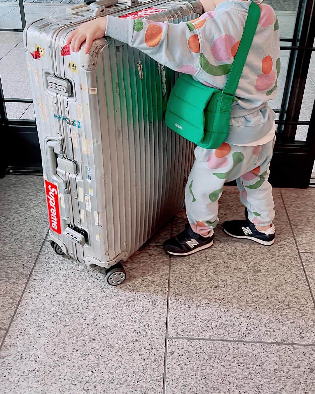 山脇道子さんのインスタグラム写真 - (山脇道子Instagram)「息子とお出かけの時 自分の荷物はとにかく最小限に、軽く👼🏻 @beyondthevines のバッグはフワフワで軽くて最高💚 『持ちたい！』と取られちゃうことも🤣  バッグ @beyondthevinesjapan  お財布にしてるポーチ @picky.the.shop_bar  クリップ @picky.the.shop_bar  携帯ストラップ @string_ting  リップ @hermes   #ビヨンドザバインズ は 11/3-11/14渋谷PARCO 11/16-11/27代官山TSUTAYA T-SITEで POP UPをやってるそうなので是非行ってみて♡」11月5日 9時26分 - michikoooo