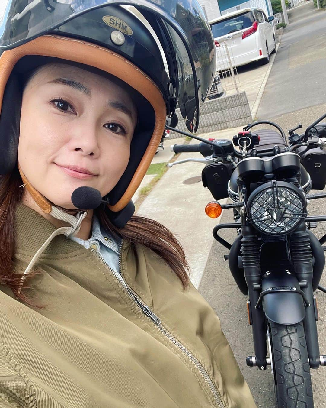 吉永愛さんのインスタグラム写真 - (吉永愛Instagram)「おはよう☀️ #バイクpic  #眠そうな顔してるけど  #愛loveバイク🏍  #海沿いライダー  #バイクステッカー  #トライアンフ  #夫婦ライダー  #バイク  #バイク女子 #女性ライダーと繋がりたい  #バイク好きな人と繋がりたい  #オト女  #アラフィフ」11月5日 9時27分 - a.i.yy