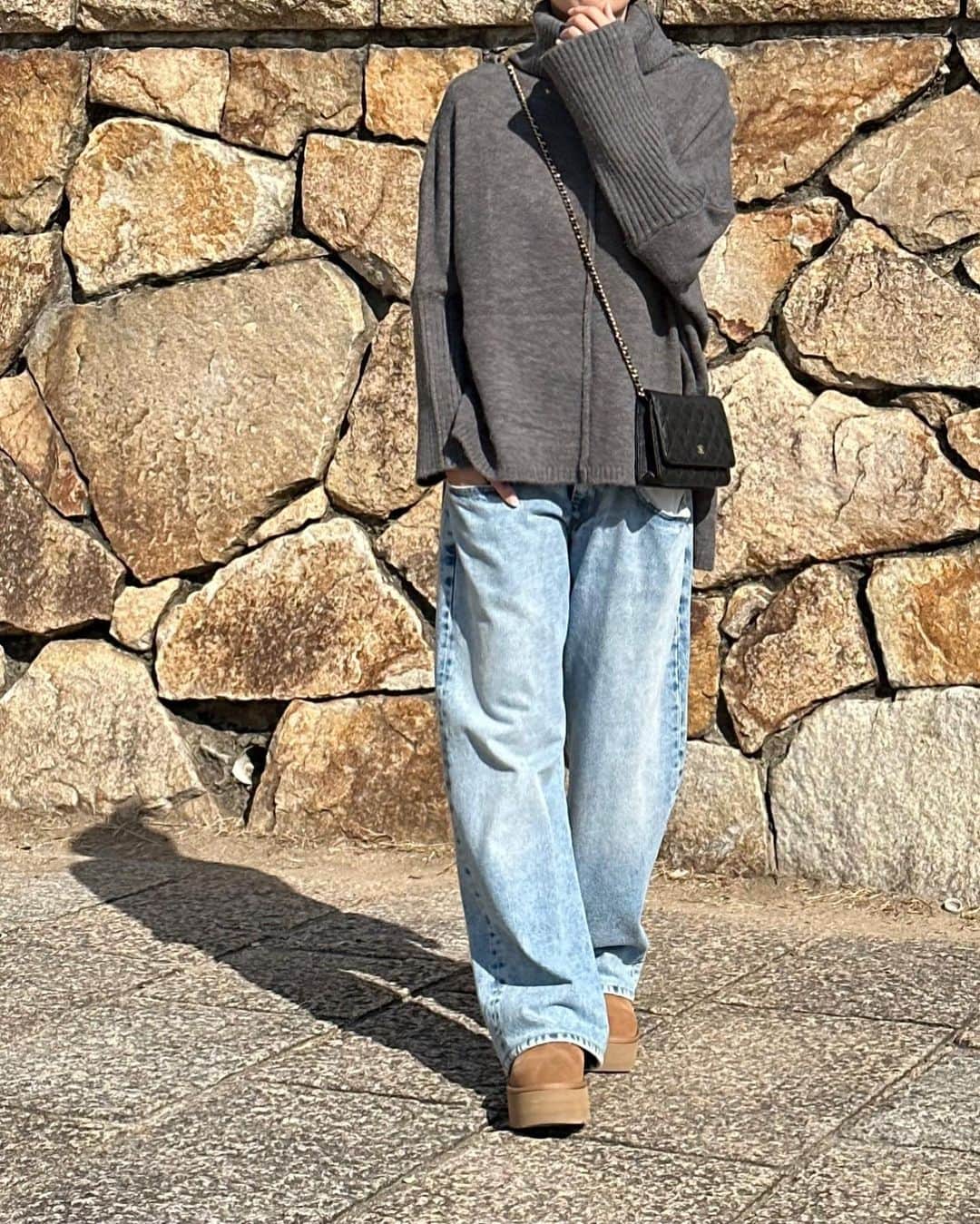 maki_h.aさんのインスタグラム写真 - (maki_h.aInstagram)「2023.11.5 ･ 大人カジュアルなゆるニット💕 締めつけないタートルネックが好き♪ オフタートルって小顔効果もあるよね😊 前後差がある着丈で うしろが長めになってるよ！ さりげなくおしりをカバー🙆‍♀️✨️ 袖のリブデザインも可愛い💓 キャミの上から着てたけど チクチク感がなく着やすかった♪ ･ 11月5日 10:00 - 11月10日 09:59 SNS限定の半額クーポンがあるので ストーリーズにリンク貼ってます❤️ 通常4,980円のところ、 50％OFF→2,480円（送料無料） ･ @kirakirashop_kg  オフタートルニットトップス モクチャコール ･ ･ #PR#kirakirashop#kirakira_style#大人コーデ#オフタートルニット#ニット#ニットコーデ#大人カジュアル#秋コーデ#秋冬コーデ#ugg」11月5日 9時27分 - maki_h.a