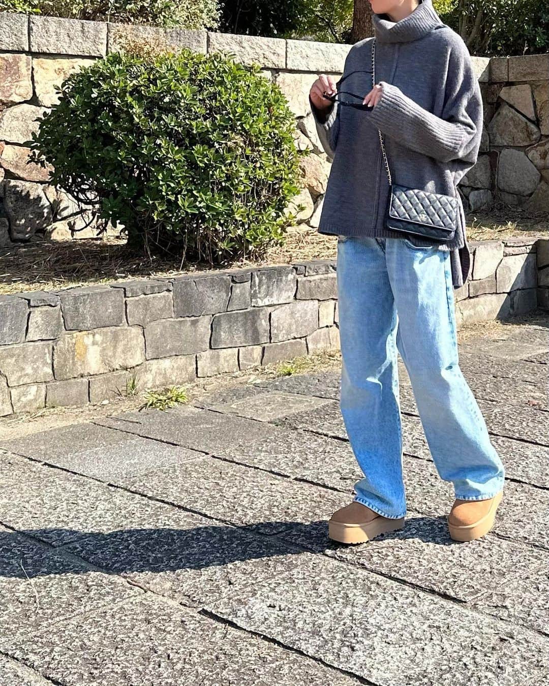 maki_h.aさんのインスタグラム写真 - (maki_h.aInstagram)「2023.11.5 ･ 大人カジュアルなゆるニット💕 締めつけないタートルネックが好き♪ オフタートルって小顔効果もあるよね😊 前後差がある着丈で うしろが長めになってるよ！ さりげなくおしりをカバー🙆‍♀️✨️ 袖のリブデザインも可愛い💓 キャミの上から着てたけど チクチク感がなく着やすかった♪ ･ 11月5日 10:00 - 11月10日 09:59 SNS限定の半額クーポンがあるので ストーリーズにリンク貼ってます❤️ 通常4,980円のところ、 50％OFF→2,480円（送料無料） ･ @kirakirashop_kg  オフタートルニットトップス モクチャコール ･ ･ #PR#kirakirashop#kirakira_style#大人コーデ#オフタートルニット#ニット#ニットコーデ#大人カジュアル#秋コーデ#秋冬コーデ#ugg」11月5日 9時27分 - maki_h.a