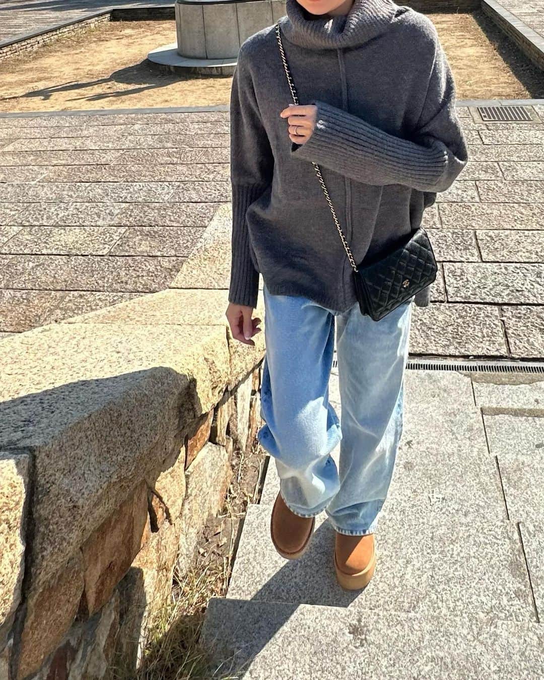 maki_h.aさんのインスタグラム写真 - (maki_h.aInstagram)「2023.11.5 ･ 大人カジュアルなゆるニット💕 締めつけないタートルネックが好き♪ オフタートルって小顔効果もあるよね😊 前後差がある着丈で うしろが長めになってるよ！ さりげなくおしりをカバー🙆‍♀️✨️ 袖のリブデザインも可愛い💓 キャミの上から着てたけど チクチク感がなく着やすかった♪ ･ 11月5日 10:00 - 11月10日 09:59 SNS限定の半額クーポンがあるので ストーリーズにリンク貼ってます❤️ 通常4,980円のところ、 50％OFF→2,480円（送料無料） ･ @kirakirashop_kg  オフタートルニットトップス モクチャコール ･ ･ #PR#kirakirashop#kirakira_style#大人コーデ#オフタートルニット#ニット#ニットコーデ#大人カジュアル#秋コーデ#秋冬コーデ#ugg」11月5日 9時27分 - maki_h.a