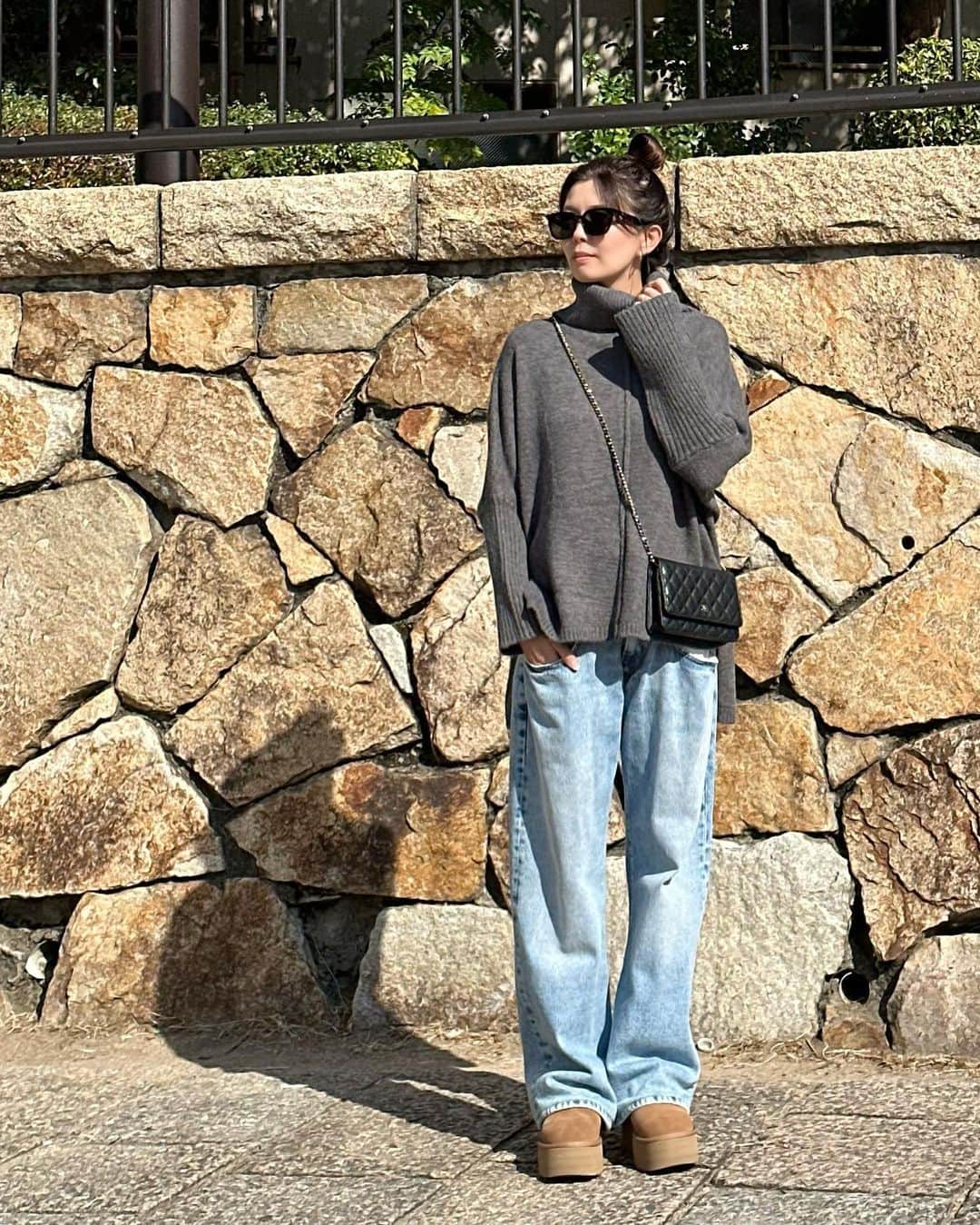 maki_h.aさんのインスタグラム写真 - (maki_h.aInstagram)「2023.11.5 ･ 大人カジュアルなゆるニット💕 締めつけないタートルネックが好き♪ オフタートルって小顔効果もあるよね😊 前後差がある着丈で うしろが長めになってるよ！ さりげなくおしりをカバー🙆‍♀️✨️ 袖のリブデザインも可愛い💓 キャミの上から着てたけど チクチク感がなく着やすかった♪ ･ 11月5日 10:00 - 11月10日 09:59 SNS限定の半額クーポンがあるので ストーリーズにリンク貼ってます❤️ 通常4,980円のところ、 50％OFF→2,480円（送料無料） ･ @kirakirashop_kg  オフタートルニットトップス モクチャコール ･ ･ #PR#kirakirashop#kirakira_style#大人コーデ#オフタートルニット#ニット#ニットコーデ#大人カジュアル#秋コーデ#秋冬コーデ#ugg」11月5日 9時27分 - maki_h.a