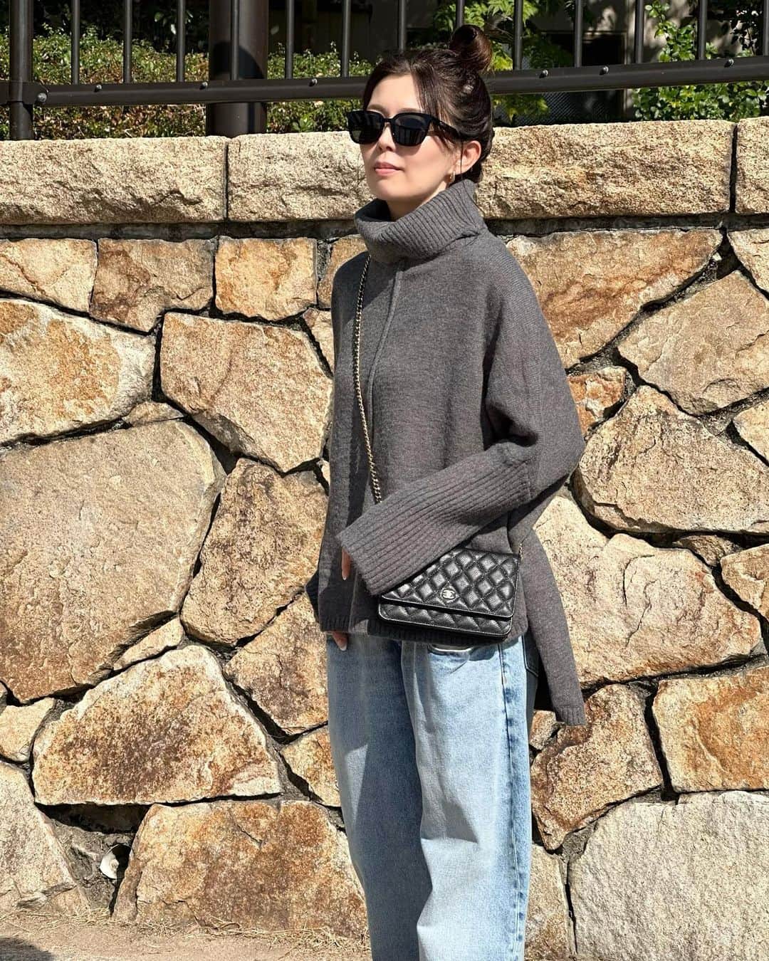 maki_h.aさんのインスタグラム写真 - (maki_h.aInstagram)「2023.11.5 ･ 大人カジュアルなゆるニット💕 締めつけないタートルネックが好き♪ オフタートルって小顔効果もあるよね😊 前後差がある着丈で うしろが長めになってるよ！ さりげなくおしりをカバー🙆‍♀️✨️ 袖のリブデザインも可愛い💓 キャミの上から着てたけど チクチク感がなく着やすかった♪ ･ 11月5日 10:00 - 11月10日 09:59 SNS限定の半額クーポンがあるので ストーリーズにリンク貼ってます❤️ 通常4,980円のところ、 50％OFF→2,480円（送料無料） ･ @kirakirashop_kg  オフタートルニットトップス モクチャコール ･ ･ #PR#kirakirashop#kirakira_style#大人コーデ#オフタートルニット#ニット#ニットコーデ#大人カジュアル#秋コーデ#秋冬コーデ#ugg」11月5日 9時27分 - maki_h.a