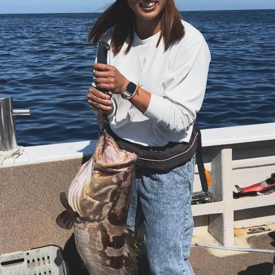 佐藤友佳のインスタグラム：「過去最大級で最高値な魚釣れたぁあ！！🐟 クエ9.5kg、掛かった瞬間竿ごと海に持ってかれそうやった🤣 重かった〜、楽しかった〜、鍛えててよかった〜ww 今年もありがとうございました🔥 @tateisihisayuki @deepshallow1119」
