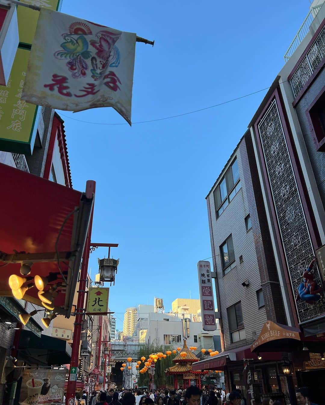 Re:EDIT OFFICIALさんのインスタグラム写真 - (Re:EDIT OFFICIALInstagram)「先週末。神戸へお買い物に🛍️ 歩き疲れてカフェラで休憩して、☕️🍽️  久しぶりに南京町に🇨🇳 美味しそうな匂いにつられて、小籠包や北京ダックを食べ歩きしてきました🤤 子供たちが美味しいーとペロっと5.6個食べて、 満腹で帰りました✨  #神戸 #南京町 #食べ歩き  #meism #winter #冬コーデ #冬服コーデ #受注会 #fashion #ファッション #denim #デニム #onepiece #キレイめコーデ #きれいめカジュアル #フェミニン #ニット #knit  #ootd #instagood」11月5日 9時31分 - reedit_official