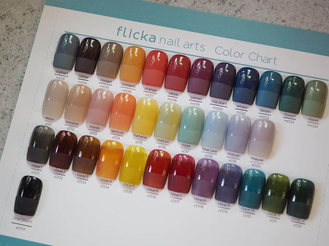 さおりのインスタグラム：「nail expo 2023 11/19〜20 先行発売  @flickaproducts   カラージェルシリーズ 第二弾 35色セットには、前回同様、またまたこちらの カラーチャート台紙がついてきます！  私が使用したチップのサイズはno2 ちょっと大きめで見やすく、ぴっちりおさまるサイズなんです💡 第一弾のときにご質問が多かったので、よかったらチップサイズ選びの参考にぜひ🙂  こちらのセットには ◯秋冬こっくりカラーの、劇的に塗りやすく発色のよいマットカラー12色 ◯肌馴染みと肌映えが両方叶う、くすみパステルのマットカラー10色 ◯発色の良さはもちろん、絶妙オシャレな色味であらゆるアート素材と組み合わせて色々な表情を作りやすい、新シリーズのクリアカラー12色 ◯ひとりだけこっそりでかわいそう笑、だけど、極細ラインアートにめちゃくちゃ使えるこちら✨(こだわり過ぎて前シーズンにはgoサインを敢えて出さなかったけど、超よいものができました！)究極のライナーブラック🐦‍⬛(ミラーもつけられます)  第一弾の春夏カラーもすごくご好評いただき、イベント限定だったはずの全色セットが継続で各主要ディーラーさんにて発売中ですが、今回の第二弾はクリアカラーも加わって、更に使いやすさが増し増しです  ぜひ発売までお楽しみに✨✨✨  詳しい製品情報、スタッフの方のアート動画などは @flickaproducts  アカウントにてチェックできます✨  @hbaz_official」