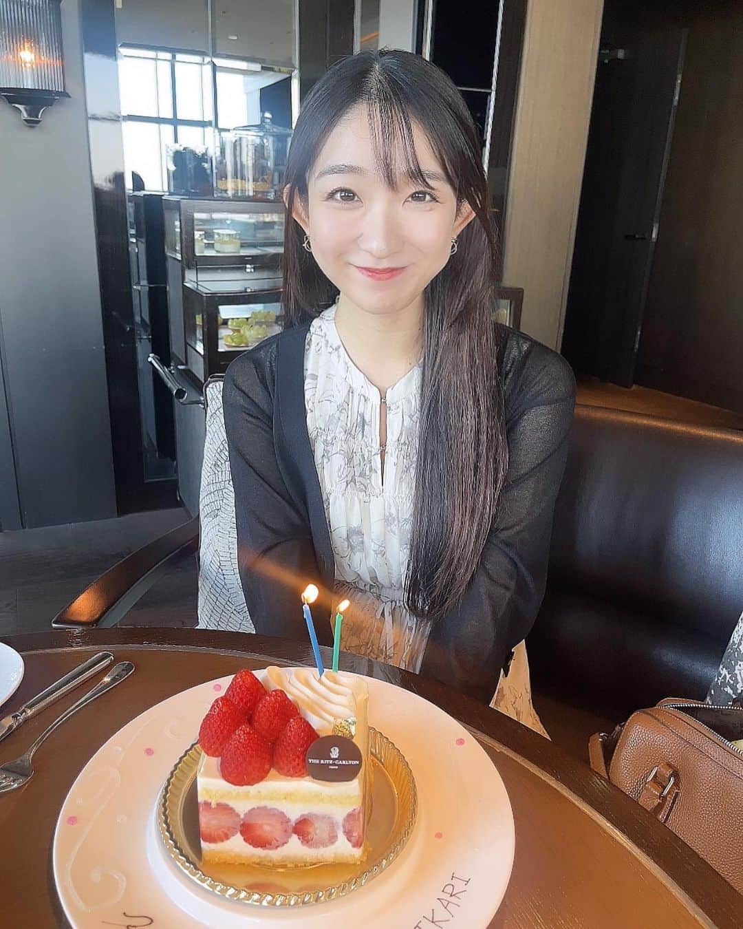 斉藤ひかりのインスタグラム：「11月に入ってからもケーキ食べてます! 幸せ太りどんとこいです😭✨  ｢今年は引越しに捧げた10月だったでしょ？📦｣と優しい幼なじみが…🥹 いつも本当にありがとう。 おかげで晴れやかな気持ちです。  今日の気温はちょうどいいね☺️ 3連休ラスト、 皆さんが楽しめますように🫧」