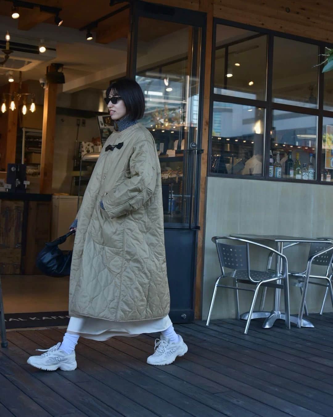 山﨑さおりのインスタグラム：「4年前に発売し大好評だったmilitary liner coat. から新作発売でっす🍂 今年はロング丈のベージュカラー toggle liner coat🧥 @onetwothree.jpn  11/11(Sat.)20:00〜発売開始です👌🏻  #onetwothree__」