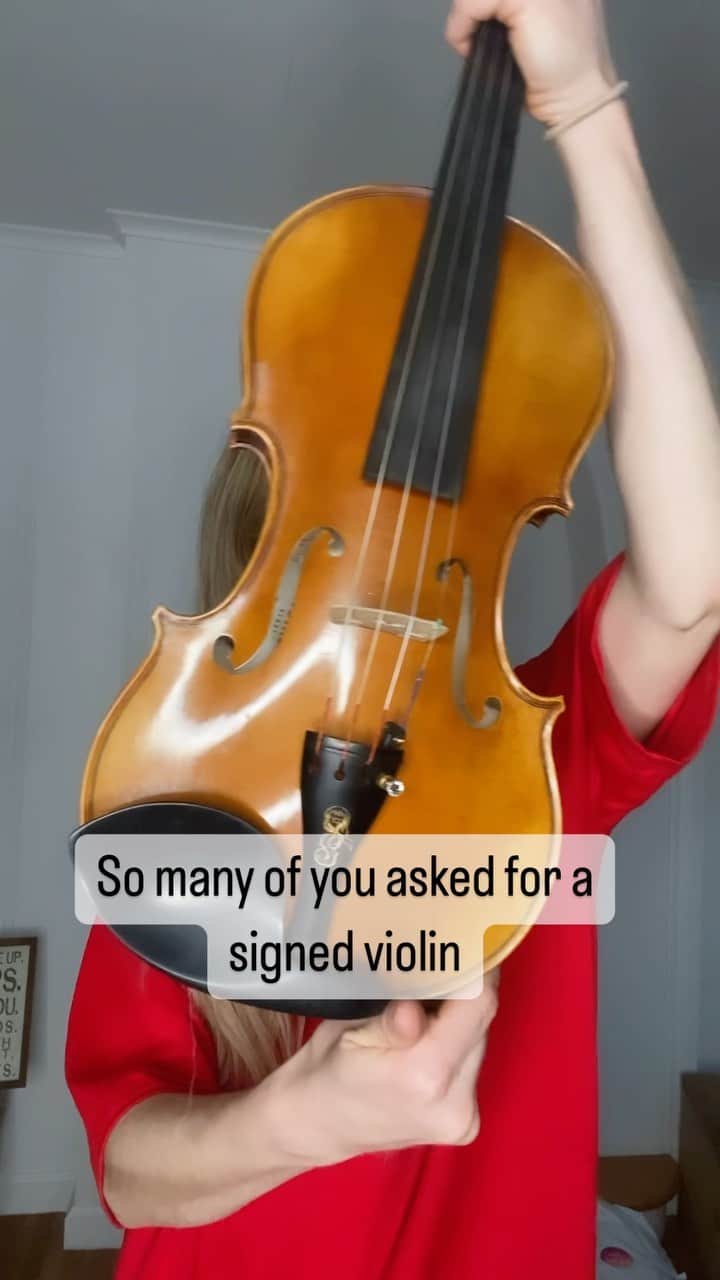 リンジー・スターリングのインスタグラム：「Violins are back in stock and now you can get them signed. LindseyStirlingMerch.com」