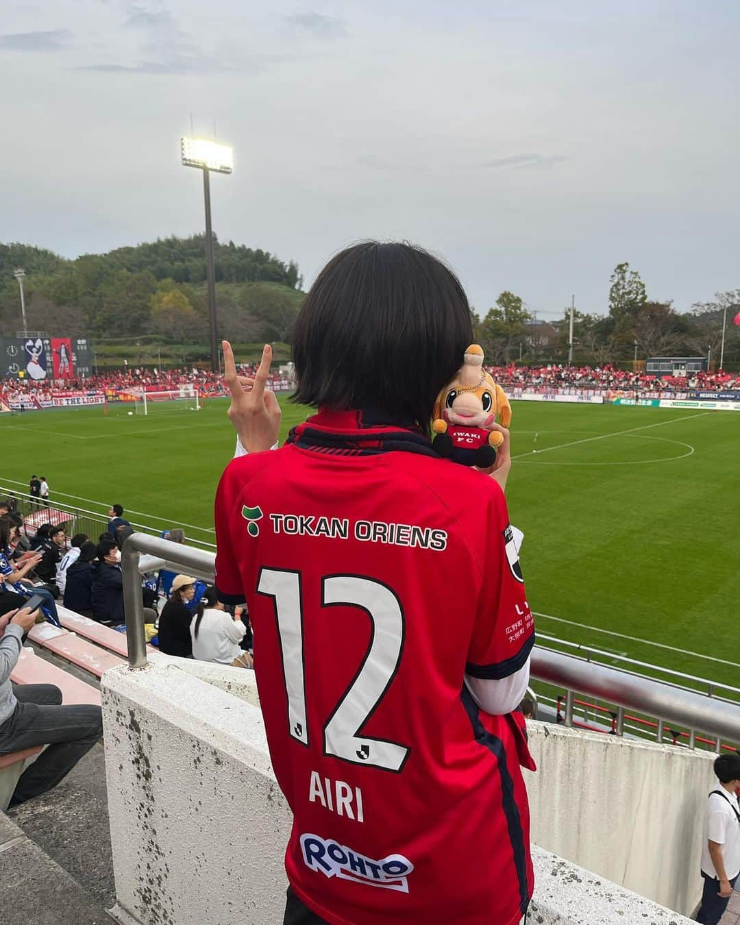 松井愛莉のインスタグラム：「いわきFC × TGC × 福島！ いわきFCホーム最終戦を応援に📣  キッズモデルのみんなも 沢山声を出して応援してました🥹  惜しいシーンが何度もあり 結果は負けてしまいましたが、 J2残留おめでとうございます！！  これからも応援し続けます！  キックインセレモニー緊張した、、！  温かいいわきの皆様、 懐かしすぎる友人、家族にも会えて嬉しい1日でした🤍  やはりサッカー好きだなぁ⚽️」