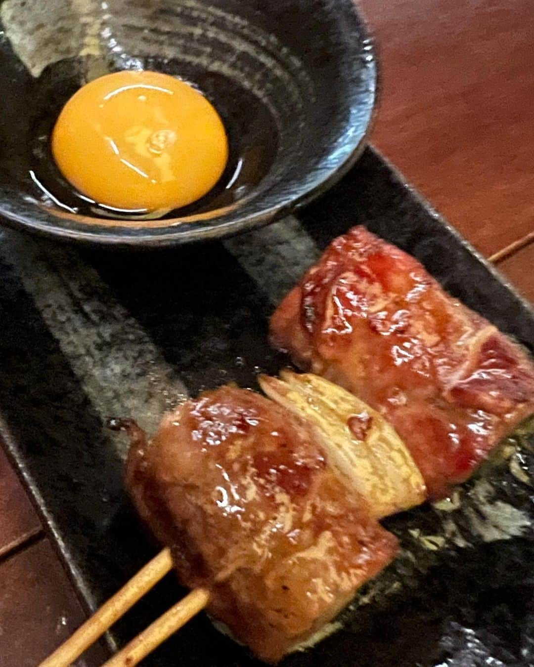 甘糟記子さんのインスタグラム写真 - (甘糟記子Instagram)「ハワイ初日の夕飯は八兵衛！  眠気を吹き飛ばすべく乾杯（笑）  アラカルトで頼むより、おまかせコースの方が断然お得！  美味しくいただきました\(//∇//)\  ダウンタウンはオシャレなご飯屋が増えたけど、夜は少し怖いからドキドキ。 久しぶりなもんで（笑）  でもみみちゃんのお陰で楽しめてます(๑>◡<๑)  #甘糟旅行ハワイ#甘糟旅行#ハワイ#女子旅#焼き鳥八兵衛#乾杯#感謝#秋休み」11月5日 9時47分 - norihey924