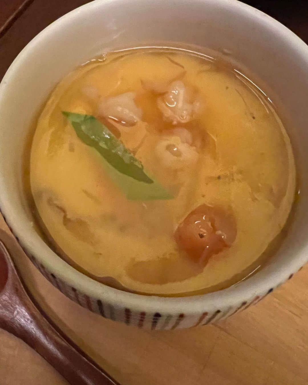 甘糟記子さんのインスタグラム写真 - (甘糟記子Instagram)「ハワイ初日の夕飯は八兵衛！  眠気を吹き飛ばすべく乾杯（笑）  アラカルトで頼むより、おまかせコースの方が断然お得！  美味しくいただきました\(//∇//)\  ダウンタウンはオシャレなご飯屋が増えたけど、夜は少し怖いからドキドキ。 久しぶりなもんで（笑）  でもみみちゃんのお陰で楽しめてます(๑>◡<๑)  #甘糟旅行ハワイ#甘糟旅行#ハワイ#女子旅#焼き鳥八兵衛#乾杯#感謝#秋休み」11月5日 9時47分 - norihey924