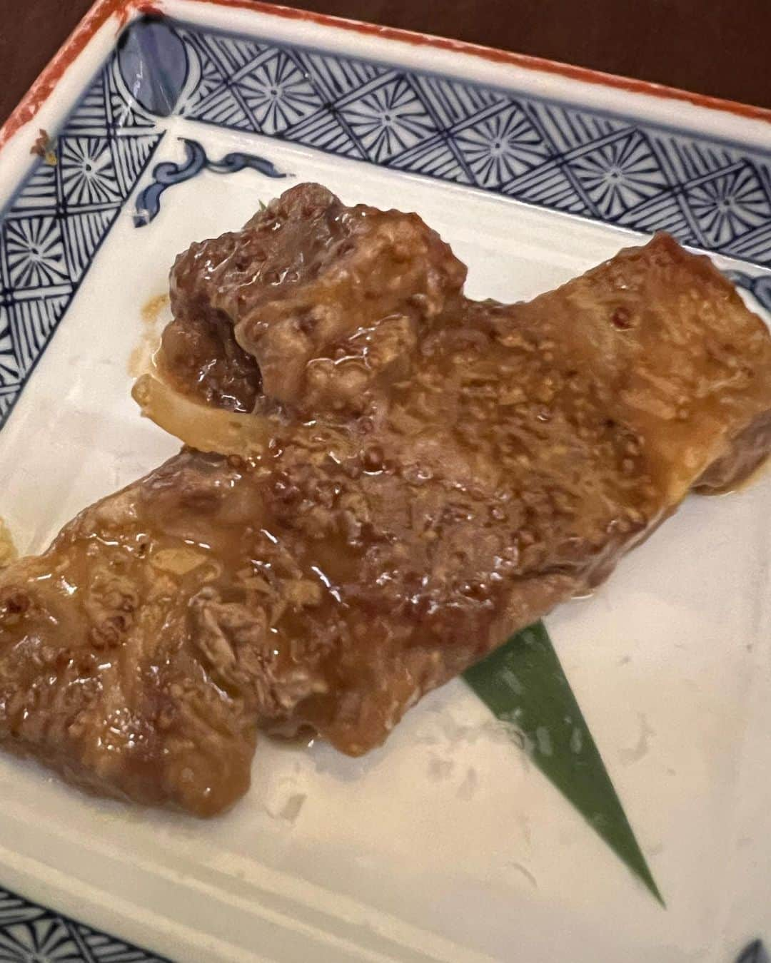 甘糟記子さんのインスタグラム写真 - (甘糟記子Instagram)「ハワイ初日の夕飯は八兵衛！  眠気を吹き飛ばすべく乾杯（笑）  アラカルトで頼むより、おまかせコースの方が断然お得！  美味しくいただきました\(//∇//)\  ダウンタウンはオシャレなご飯屋が増えたけど、夜は少し怖いからドキドキ。 久しぶりなもんで（笑）  でもみみちゃんのお陰で楽しめてます(๑>◡<๑)  #甘糟旅行ハワイ#甘糟旅行#ハワイ#女子旅#焼き鳥八兵衛#乾杯#感謝#秋休み」11月5日 9時47分 - norihey924