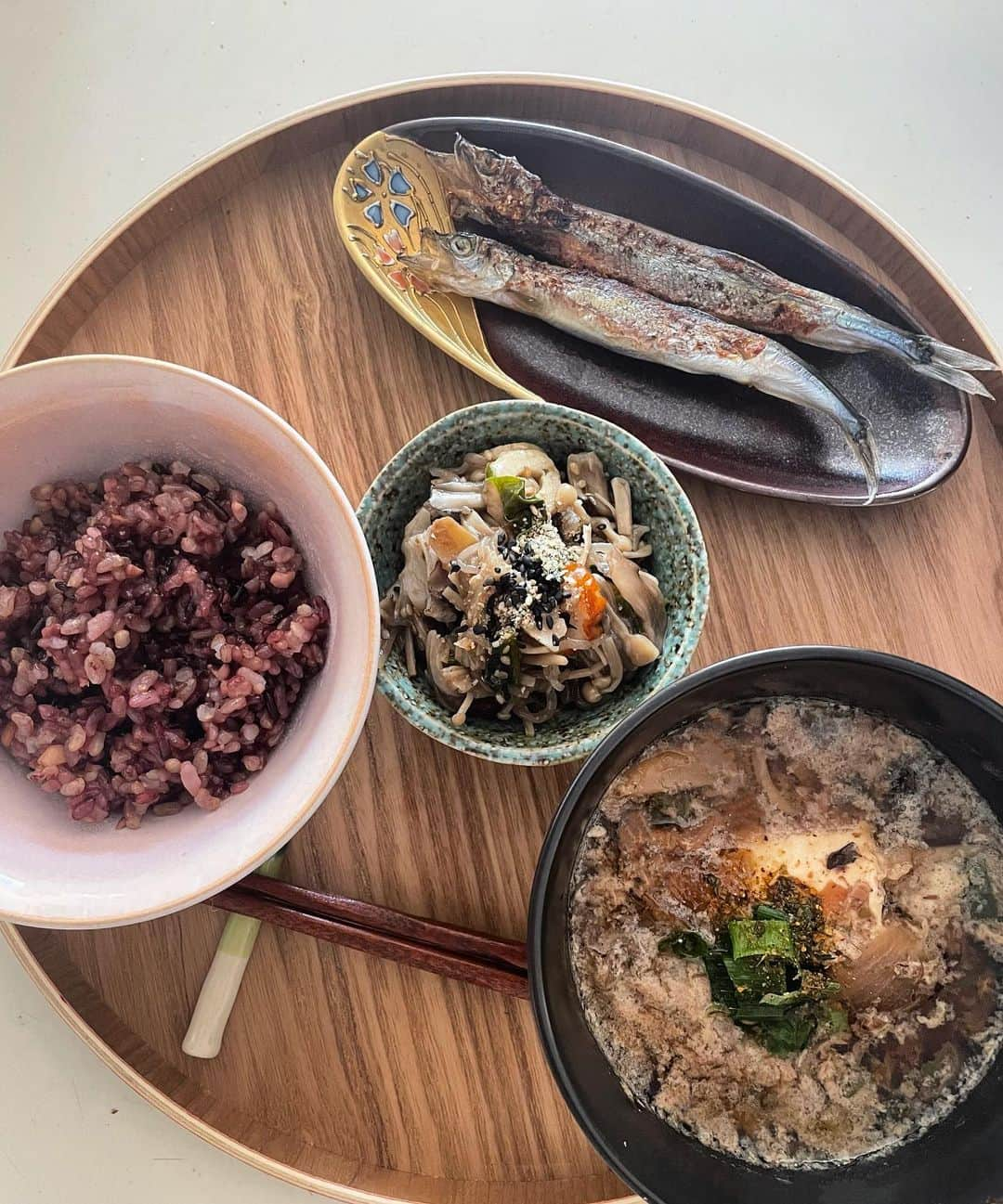 芝彰子さんのインスタグラム写真 - (芝彰子Instagram)「ししゃも朝ごはん2🍚  ・ししゃも ・きのこと色々野菜のこんにゃく炒め煮 ・黒米&玄米 ・椎茸とえのき、玉ねぎのお味噌汁  ししゃも2尾ではたんぱく質足りないから 前日のお味噌汁に卵🥚落として。  (おかげでお味噌汁が少し白濁しちゃったけど🫢)  おかずはこの日は最小限。  朝のたんぱく質と炭水化物は 必ず摂れるように心がけています  .  和朝食🥢ブームな近頃。  #朝ごはん #朝御飯 #あさごはん #おうちごはん #ししゃも定食 #ししゃも #和朝食 #お味噌汁  #breakfast #japanesebreakfast」11月5日 9時48分 - akiaki1221