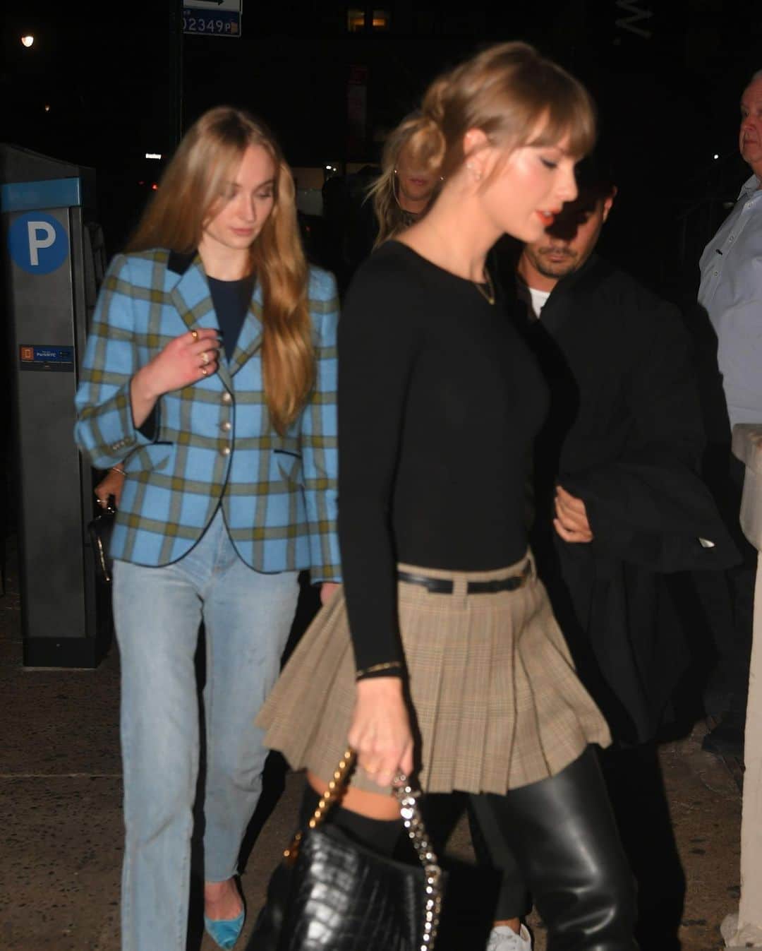Just Jaredさんのインスタグラム写真 - (Just JaredInstagram)「Selena Gomez and Gigi Hadid are also out with Taylor Swift, Sophie Turner and 3 Chiefs WAGs tonight in NYC. We’ve got more pics and details over at JustJared.com! #SelenaGomez #GigiHadid #TaylorSwift #SophieTurner Photos: Backgrid」11月5日 9時51分 - justjared