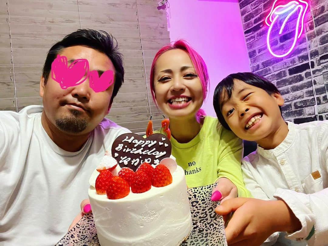 ニーコさんのインスタグラム写真 - (ニーコInstagram)「だーちゃまhappy birthday🥂🩵🩵🩵 うちら誕生日が近い夫婦で蠍座カップル♏️🩵 彼は鰻をご所望されたので江戸時代から続く1832年創業の老舗の鰻屋「いちのや」さんでお祝い🥳 鰻・ゴハン・鰻・ゴハンと二層の鰻で四重に！ 美味しすぎます🥹気絶しそうでした ケーキは代々木上原のアステリスクさんでオトナのホールケーキを🎂🩵 今年は夫婦共に美味しいものを腹一杯なバースデーだったね😍 良い一年を！💋あいらびゅー #happybirthday#birthday#誕生日#ケーキ#鰻 #いちのや#アステリスク#家族でお祝い#蠍座」11月5日 9時51分 - neeko_isuzu