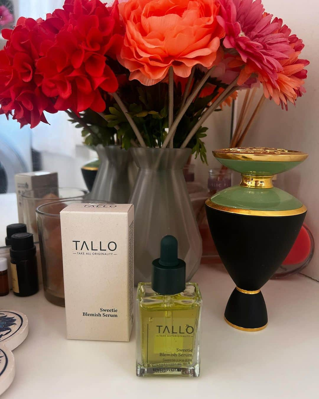 神谷麻美さんのインスタグラム写真 - (神谷麻美Instagram)「#TALLO の#ブレミッシュセラム だよ🥰💖✨️  精製水の代わりに青グレープフルーツエキスを83.9%配合してるから、 肌のくすみケア、肌荒れ改善、沈静、免疫カアップ効果が期待できる#美容オイル だよ🧖🏻‍♀️💖🍊💕✨️  グレープフルーツエキスには#ビタミンC,A,Eと#ポリフェノール を配合してるよ💖🍊  その他、ナイアシンアミドやグルタチオンなどの美容成分も配合🧚‍♂️💕✨️  良い感じ🥰💕  #PR @millris_rakuten  #韓国コスメおすすめ #韓国コスメレビュー #韓国スキンケアおすすめ #韓国スキンケアレビュー #ヴィーガンコスメ #millrisかわ」11月5日 9時51分 - asamice428