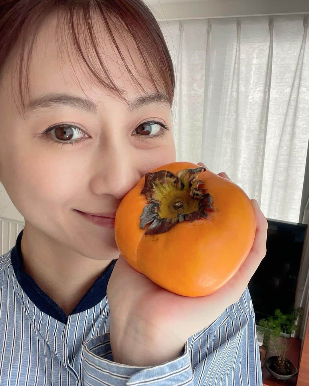 小坂温子のインスタグラム：「あきいただきます🤤 こさかぼちゃ🎃じゃないよ 柿、です。 #秋 #柿  #いただきます  #ありがとうございます」