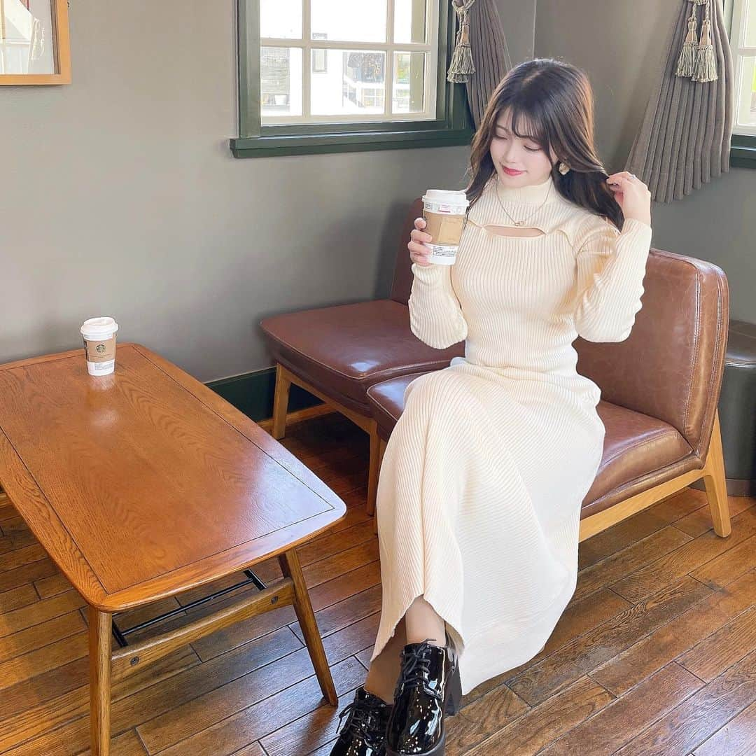 山田あかりのインスタグラム：「おはよう☀️ 道後温泉にあるスタバおしゃれすぎる☕️ カモミールラテがすきだよ🥰  ワンピース @miia_official  袖レースアップニットワンピース  小柄さんが綺麗に着られる丈感、肩周り、肩幅、ウエストにこだわってるワンピースだから低身長さんにおすすめ🥰 身長153cmでふくらはぎ真ん中くらいの丈だったよ♡ 肩幅もぴったりでデザインも激かわ🥹  ZOZOTOWNで今日限定の¥2,000クーポンやってるから このワンピの黒も色違いで欲しいと思った🥹❤️❤️❤️  #PR #MIIA #ミーア #フェミニン#あざと可愛い #低身長コーデ #小柄コーデ #低身長コーディネート #低身長ファッション #ワンピースコーデ #ワンピースニット #ニットワンピース #ニットワンピースコーデ #ブルベコーデ #道後温泉 #道後温泉スターバックス」