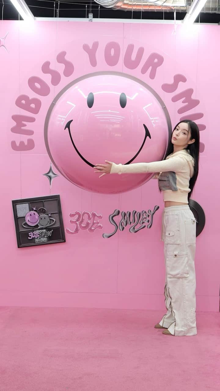 3CE Official Instagramのインスタグラム：「[3CE x SMILEY] 📍 3CExSMILEY POP-UP GAROSUGIL FLAGSHIP STORE 놓칠 수 없는 가로수길 핫플! 3CExSMILEY 콜라보레이션 가로수길 팝업 공간을 소개합니다. 핑크 스마일리가 둥둥 떠있는 포토월부터 럭키드로우 이벤트까지, 팝업을 더 알차게 즐기는 방법 알려드릴게요⬇️  💄 3CExSMILEY TEST ZONE 컬렉션 제품을 테스트해보고 나만의 원픽 제품을 골라 인증샷을 담아보세요! Here you can test and enjoy our collaborative collection of 3CExSMILEY! Pick your favorite product and take a selfie!  📸 3CExSMILEY PHOTO ZONE 입구부터 전용 포토월까지, 귀여운 핑크 스마일리와 함께 인생샷 찰칵✨ Snap a picture of the day with the adorable pink SMILEY from entrance to the photo wall ✨  🤳🏻 MUST-TRY 3CExSMILEY FILTERS 매장 내 QR코드를 통해 3CE 공식 인스타그램과 틱톡에서 3CExSMILEY FILTER 3종도 체험하고 필터 사용 인증샷 공유하기! Try out the 3CE x SMILEY FILTERS on 3CE Official Instagram and TikTok via the QR Code available in-store and share your selfie using the filters with the MUST TAGS!  🎁 LUCKY DRAW EVENT 3CExSMILEY 팝업을 즐긴 후, 인증샷을 SNS에 공유하고 기프트의 주인공이 되세요. 기프트 리스트 : 메이크업 파우치 / 스마일 쿠션 / 키링 (2종) / 마그넷 (3종) Share your 3CExSMILEY POP-UP experience on your social media and draw your gift! Gift list : MAKEUP BAG / SMILE CUSHION / KEY RING (2 types) / MAGNET (3 types)  #3CEXSMILEY #3CEX스마일리 #EMBOSSYOURSMILE #SMILEY #SMILEYORIGINALS #3CE #3CESTYLENANDA #3CE스타일난다 #3CEPOPUP #3CE팝업 #가로수길팝업  #서울팝업 #핫플추천」